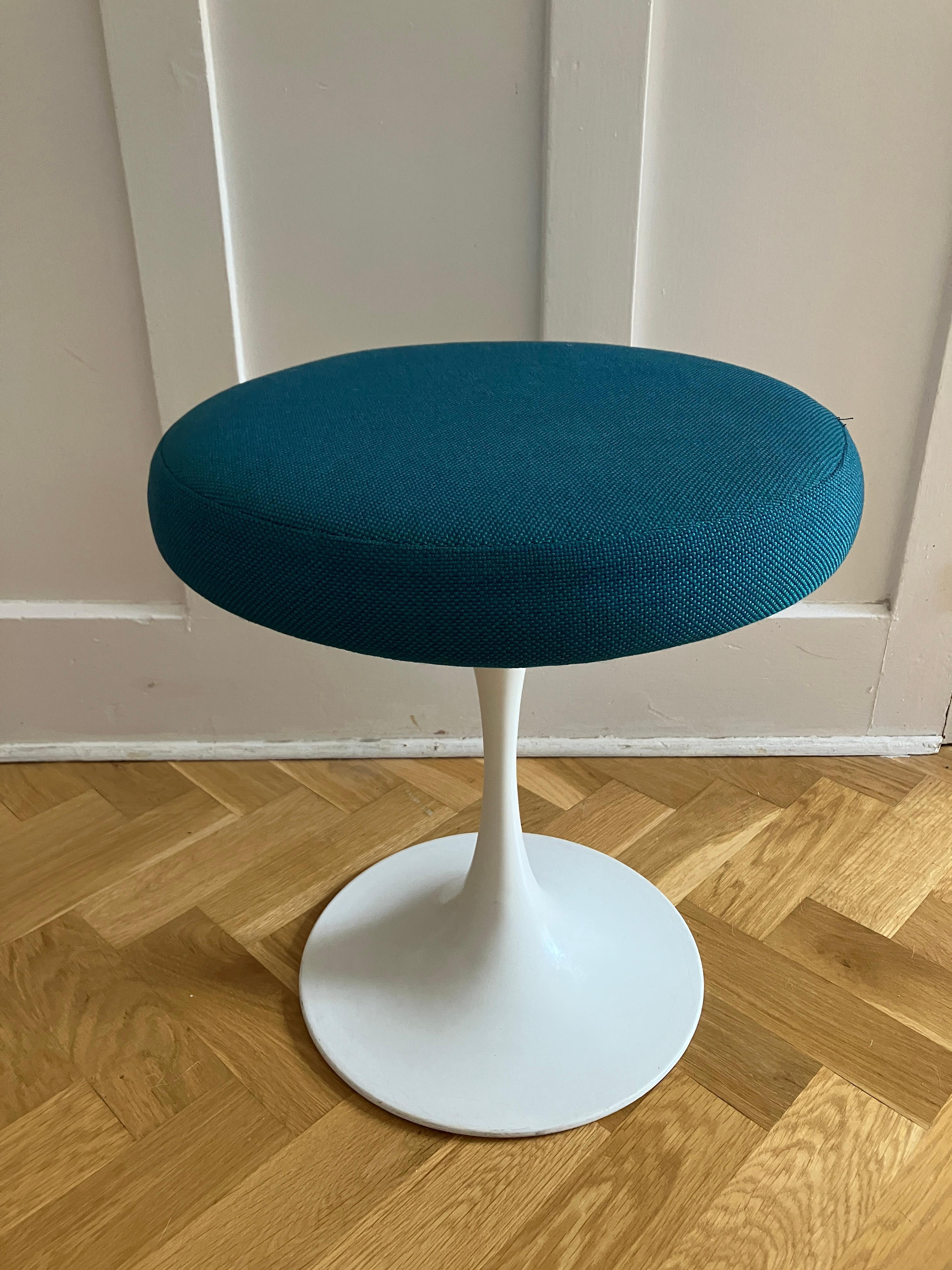 Uno splendido sgabello turchese disegnato da Maurice Burke e prodotto da Arkana. Tappezzeria originale in lana. Un gioiello.

Possiamo spedire in tutto il mondo.
