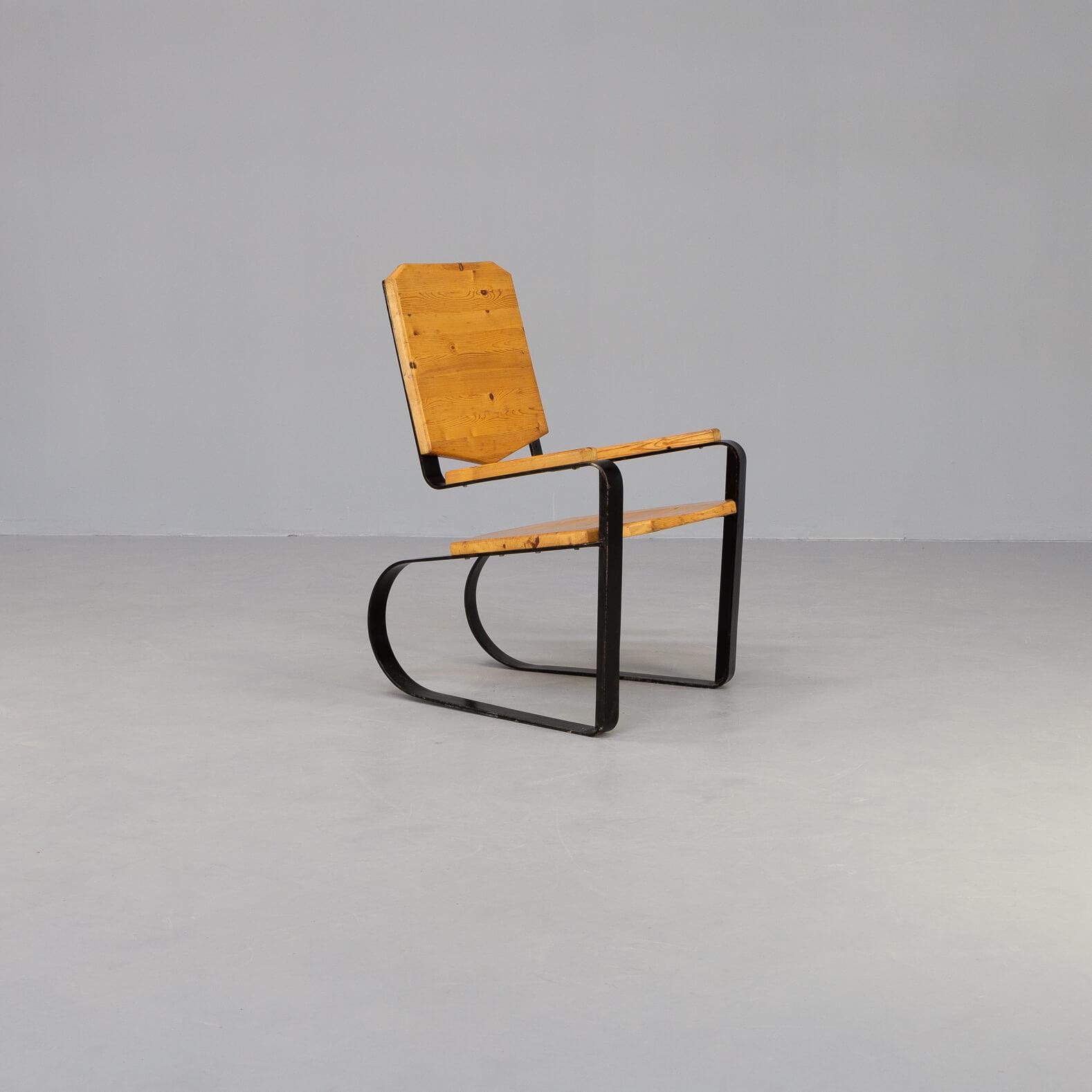 French 60s Unique Metal Cantilever Framed Lounge Chair with Pine Seat For Sale