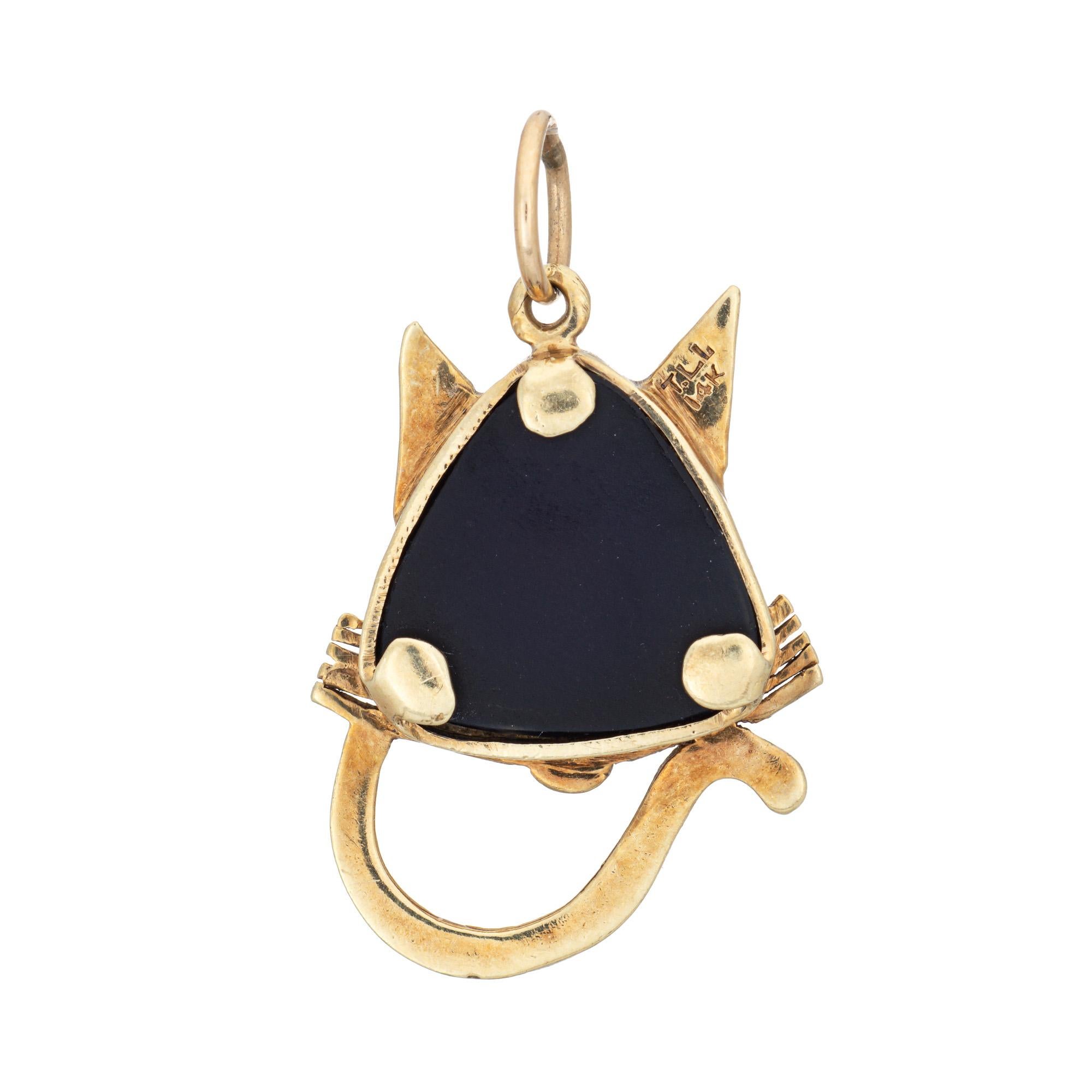 Breloque vintage en or jaune 14k (circa 1960) représentant un chat noir, finement détaillé.  

L'onyx noir mesure 13 mm x 12 mm. Deux petits diamants estimés à 0,01 carat ornent les yeux. 

La breloque en forme de chat noir fait sensation ! Avec ses