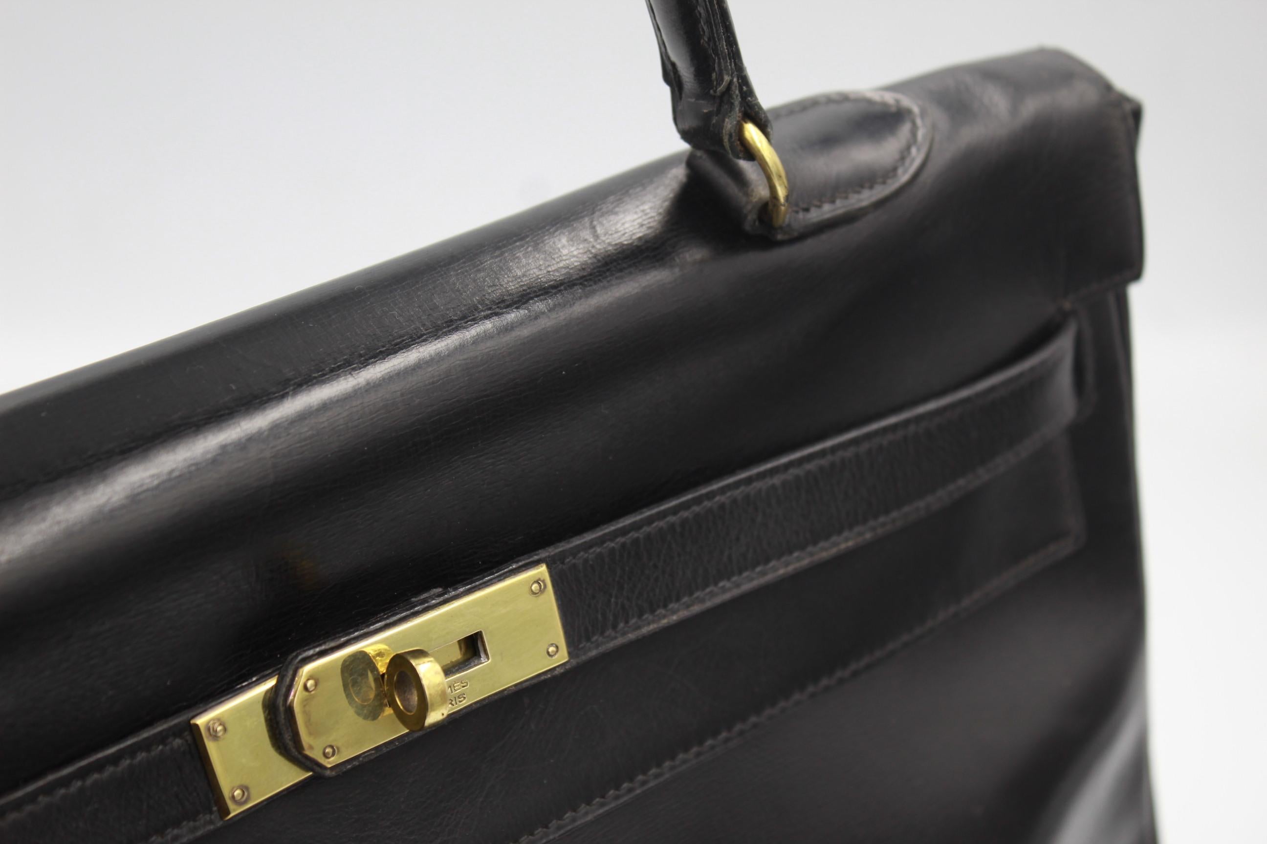 Vintage Hermes 35 bag in bblack  box leather.

Condition: fair vintage condition for an item from the 60's. Light cracking on the leather 

Signs of use in the handle (check images)

Sold without lock or clochette

Size 35x25 centimeters.