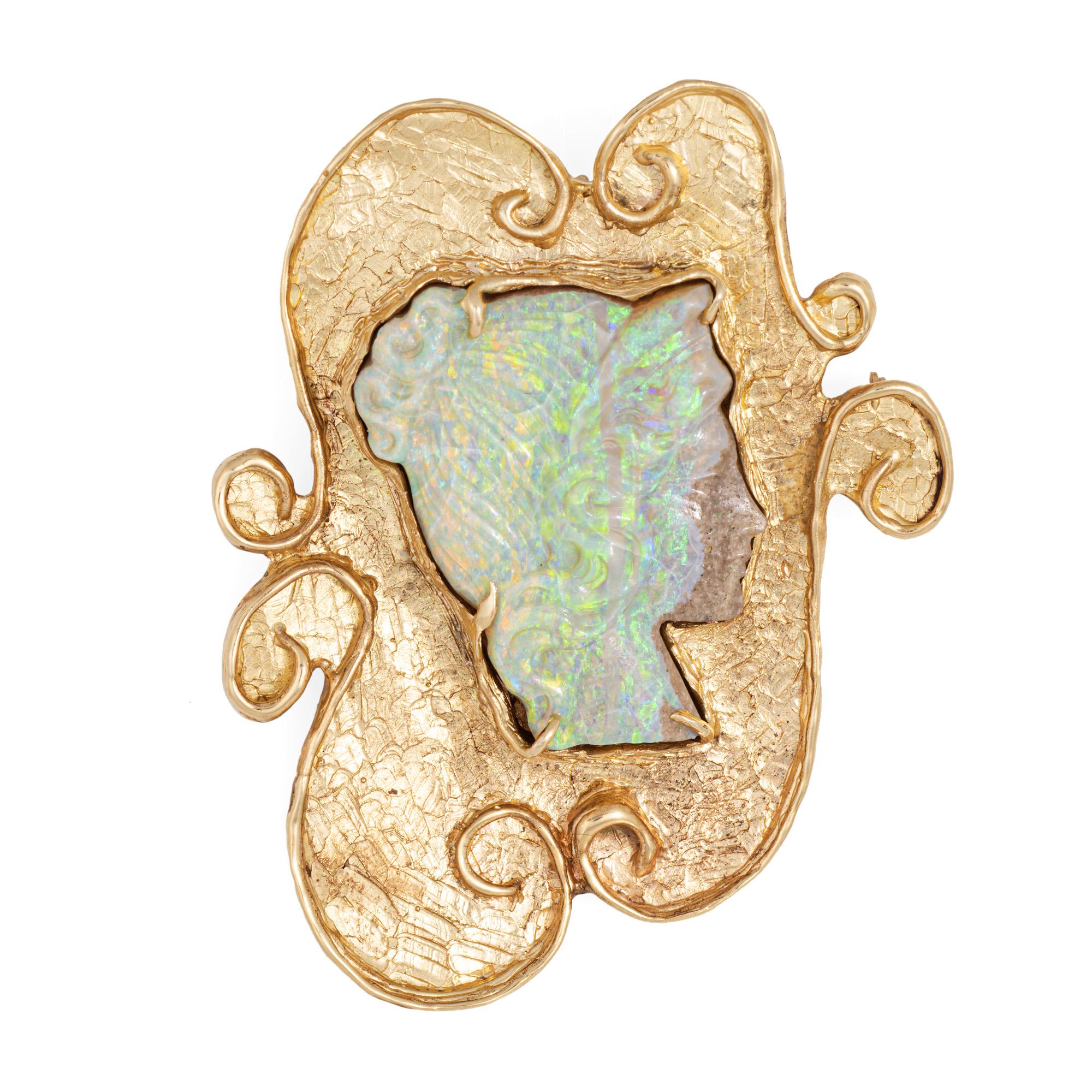 Ciondolo/spilla d'epoca con cammeo di opale intagliato e finemente dettagliato, realizzato in oro giallo 14k (circa anni '60).  

L'opale intagliato misura 29 mm x 22 mm. 

Il ciondolo, splendidamente dettagliato, mette in risalto un opale naturale