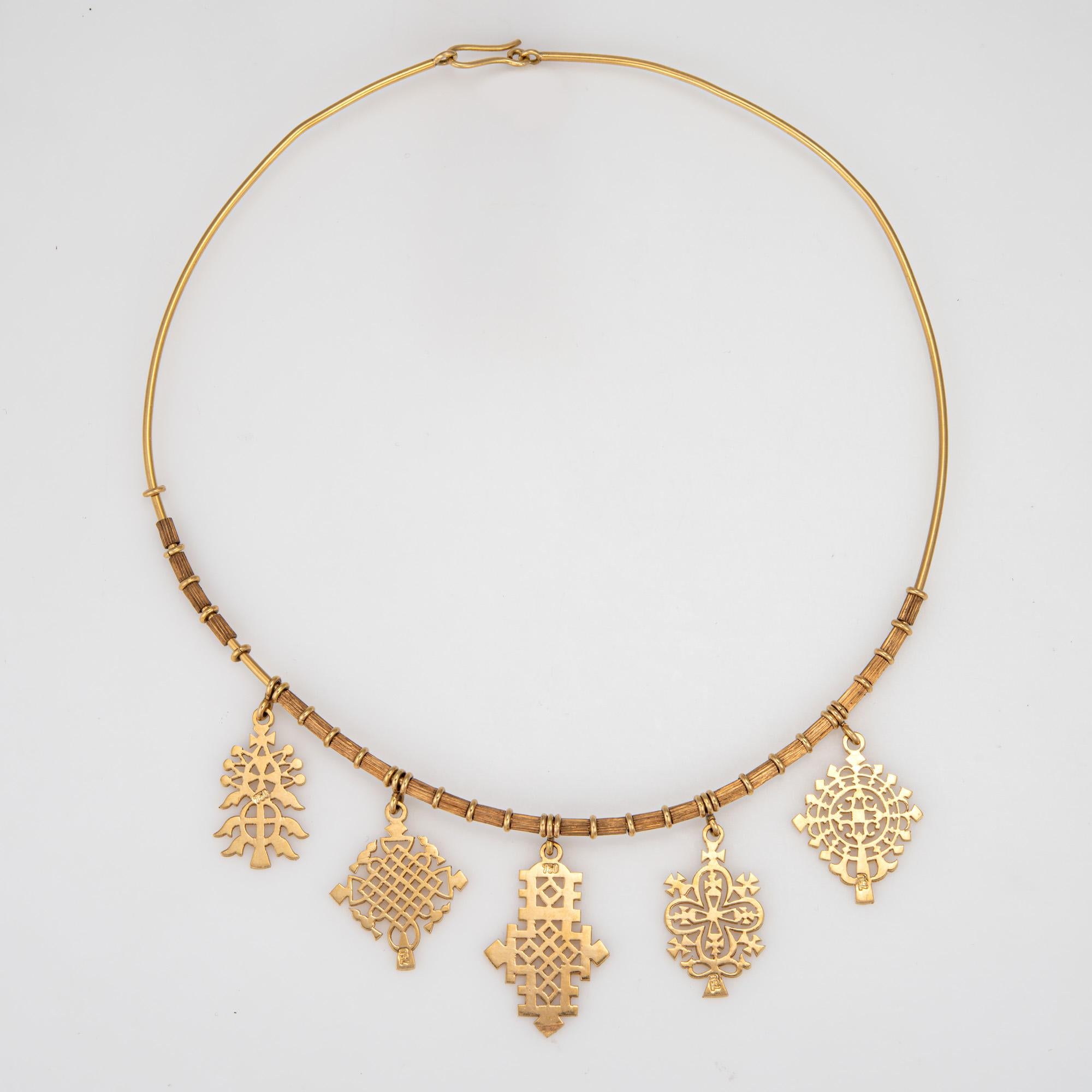 Collana vintage a medaglione finemente dettagliata, realizzata in oro giallo 18 carati (circa anni '60).  

La collana, distinta e affascinante, presenta cinque grandi medaglioni di vari disegni attaccati a un collare. La collana misura 15 pollici