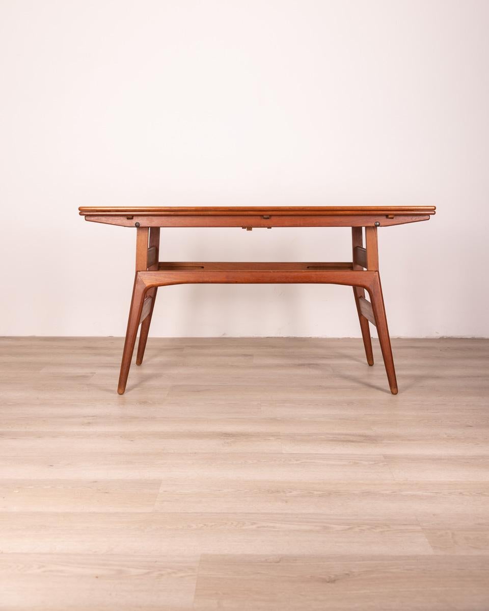Copenhagen coffee table in teak wood; It has a mechanism that can raise and enlarge the top turning it into a dining table. Danish design, 1960s.

Conditions: In good condition, it shows signs of wear given by time.

Dimensions: Height 55 cm;