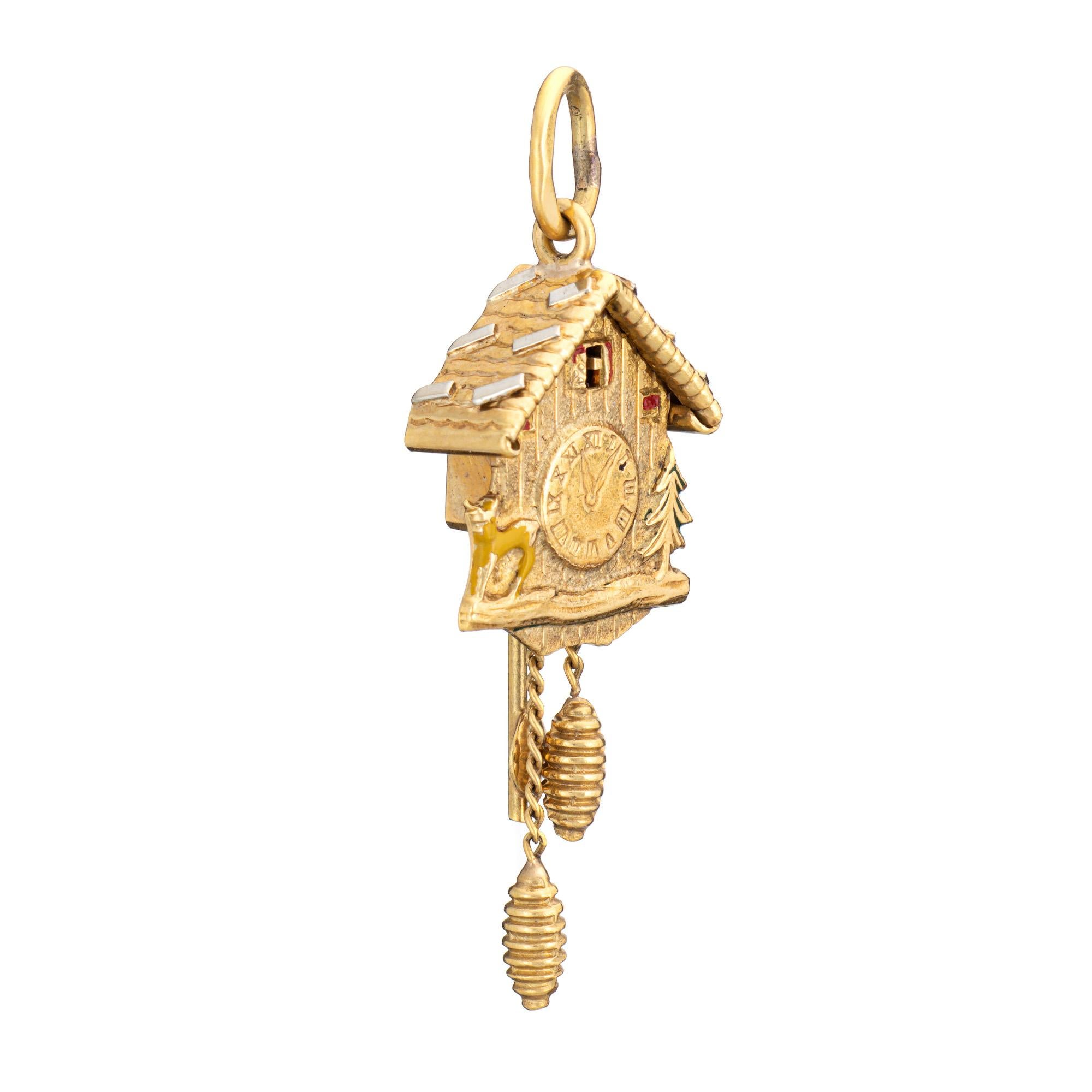 Fein gearbeiteter Vintage-Kuckucksuhr-Charme aus 18 Karat Gelbgold (ca. 1960er Jahre).  

Die detailreiche, skurrile Kuckucksuhr ist aus 18-karätigem Gold gefertigt und hat ein bewegliches Glockenspiel am Sockel. Das Stück kann als Charme an einem