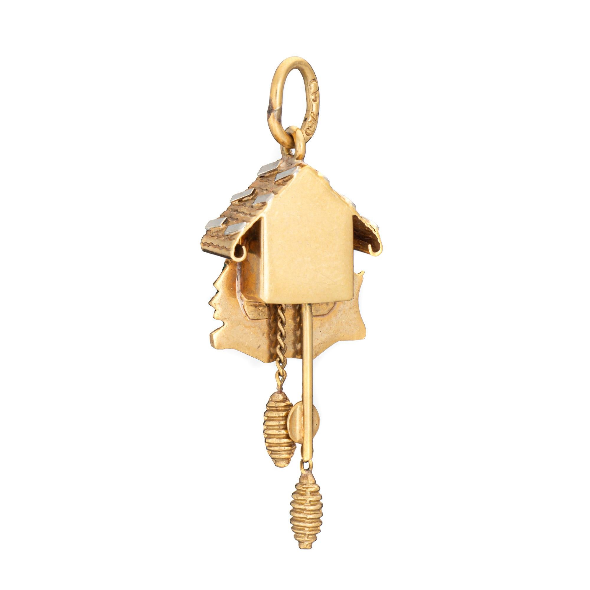 60s Vintage Kuckucksuhr Charm Moves 18k Gelbgold Anhänger Fine Jewelry (Moderne) im Angebot