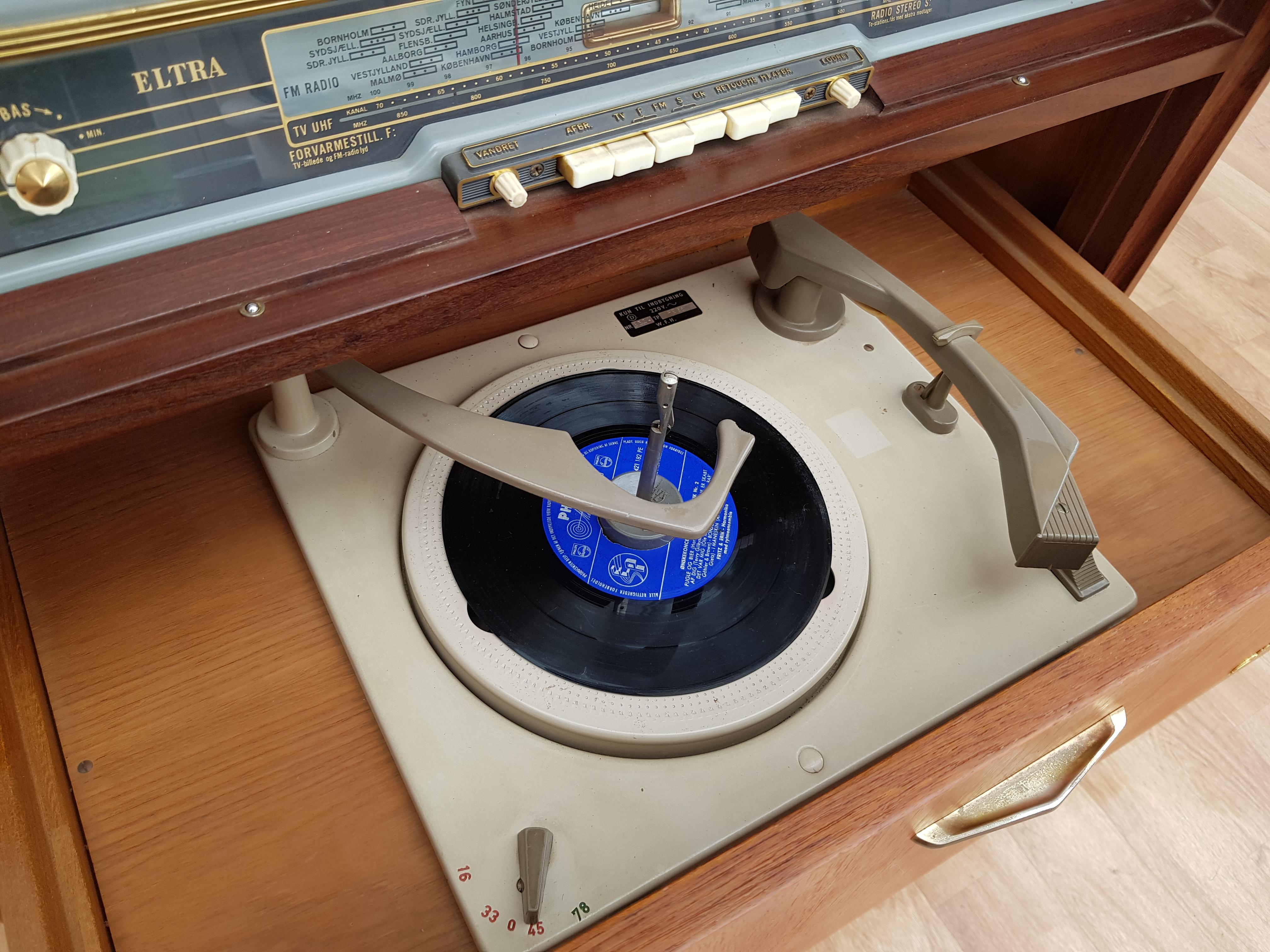 Milieu du XXe siècle Armoire-TV danoise vintage, grammophone, radio, Eltra Bella Vista, bois de teck, années 60 en vente
