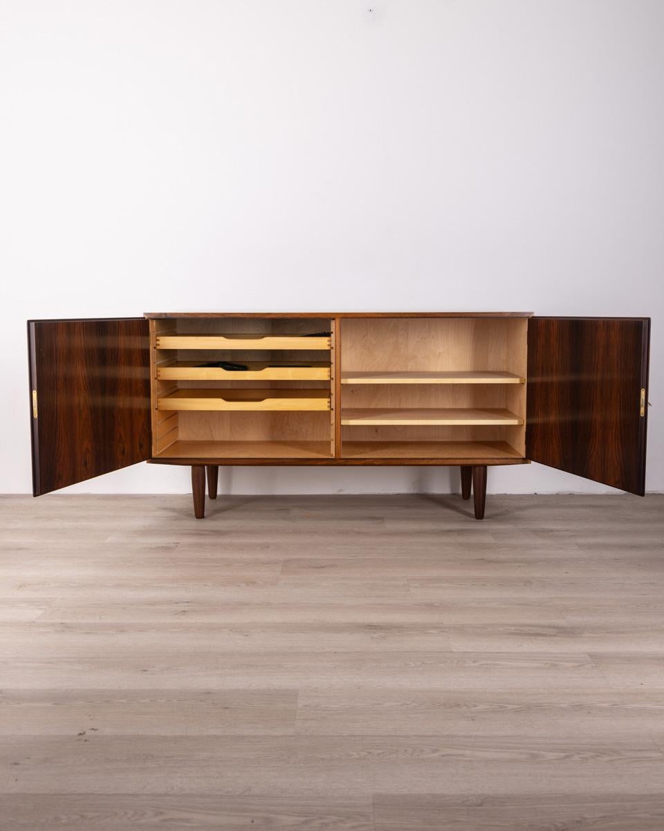 Sideboard in Rosewood has two hinged doors with lock.
Design Poul Hundevad, 1960s.

Conditions: In good condition, it may show signs of wear given by time.

Dimensions: Height 76 cm; Width 138 cm; Length 43 cm

Materials: Wood

Year Of