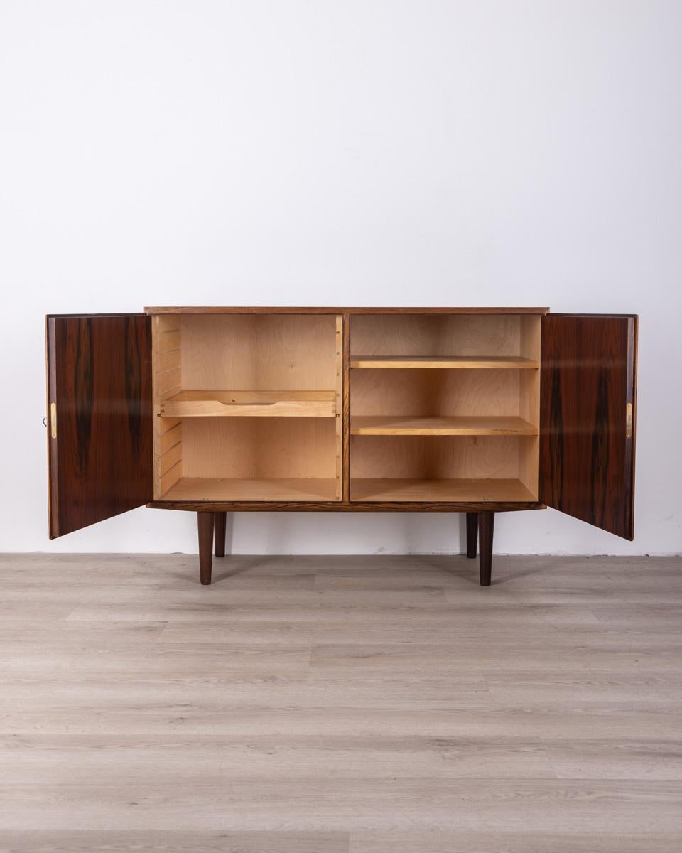 Sideboard sideboard in rosewood has two hinged doors with lock.
Design Poul Hundevad, 1960s.

Conditions: In good condition, it may show signs of wear given by time.
Dimensions: Height 76 cm; Width 108 cm; Length 44 cm
Materials: Wood
Year Of