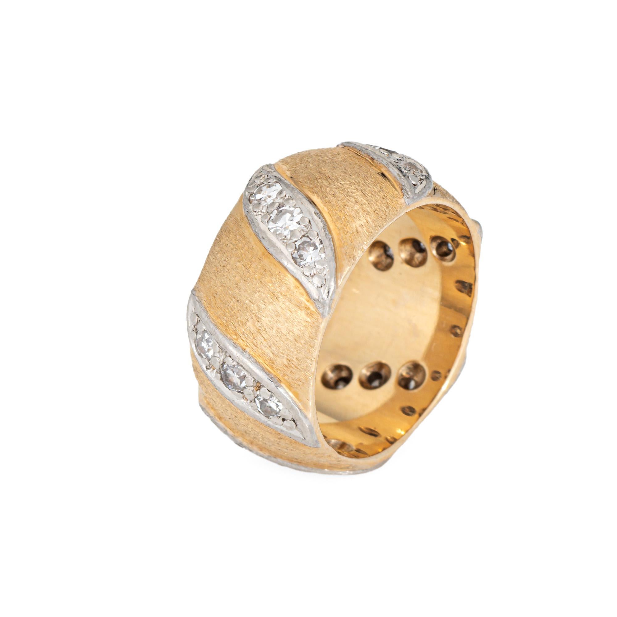 Bracelet vintage finement détaillé en or jaune 14 carats (vers les années 1960). 

Les diamants taille unique totalisent environ 0,18 carats (couleur H-I et pureté SI1-I1). 

Des stations serties de diamants sont perchées sur un anneau d'or brossé.