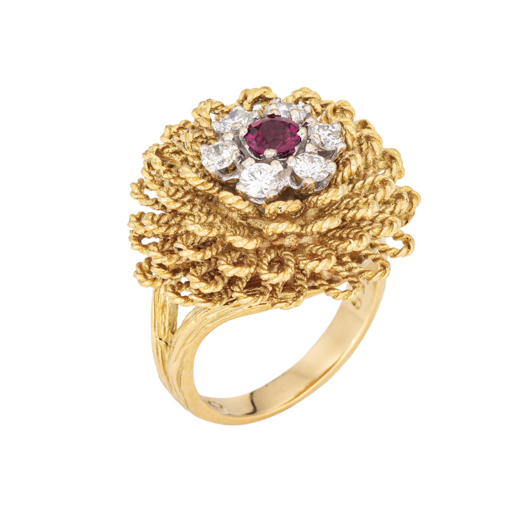 Stilvoller Vintage-Cocktailring mit Rubin und Diamanten (circa 1960er Jahre) aus 18 Karat Gelbgold. 

Sechs Diamanten mit einem geschätzten Gesamtgewicht von 0,42 Karat (geschätzte Farbe H-I und Reinheit VS1-SI1). Ein Rubin misst ca. 4 mm.  

In der
