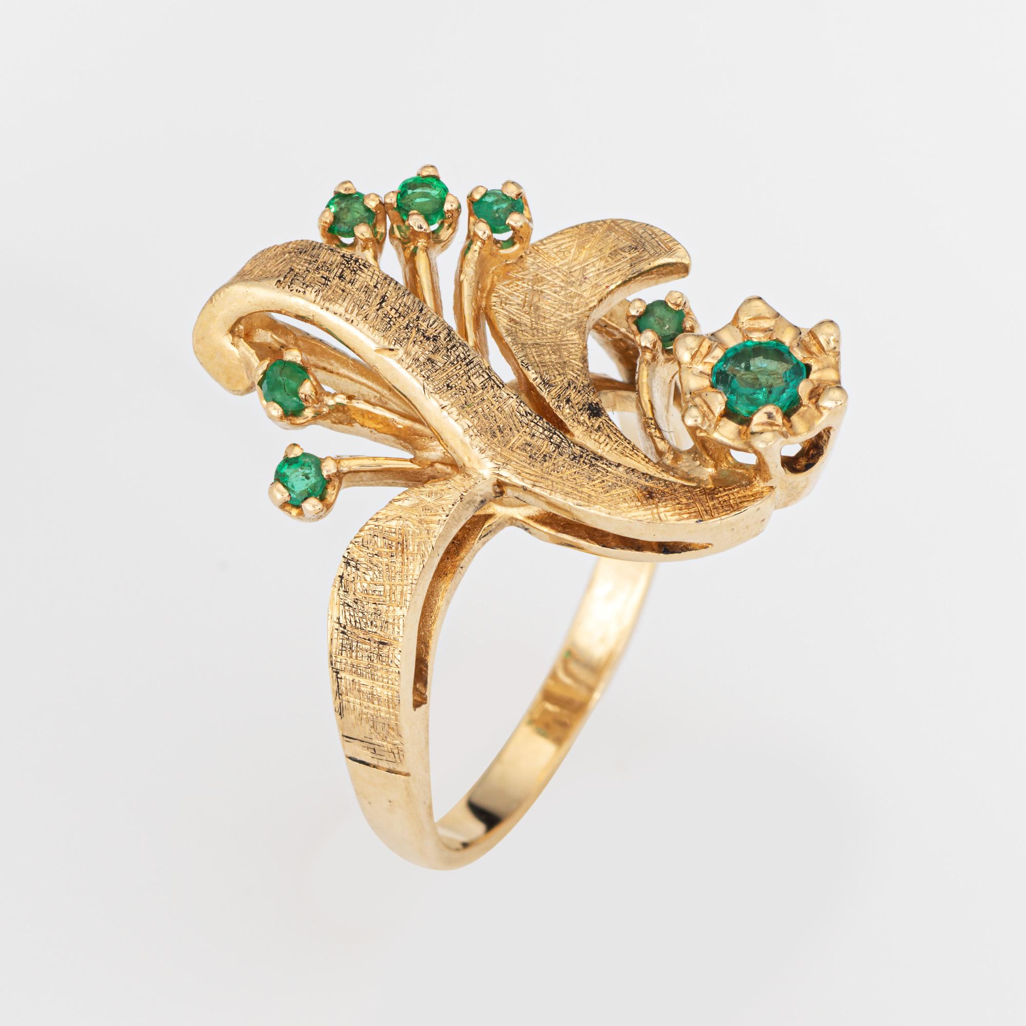 Stilvoller Vintage-Smaragdring (ca. 1960) aus 14 Karat Gelbgold. 

7 Smaragde haben eine Größe von 1,5 mm bis 3 mm.   

Das unverwechselbare Design hebt die leuchtenden Smaragde hervor, die in ein 