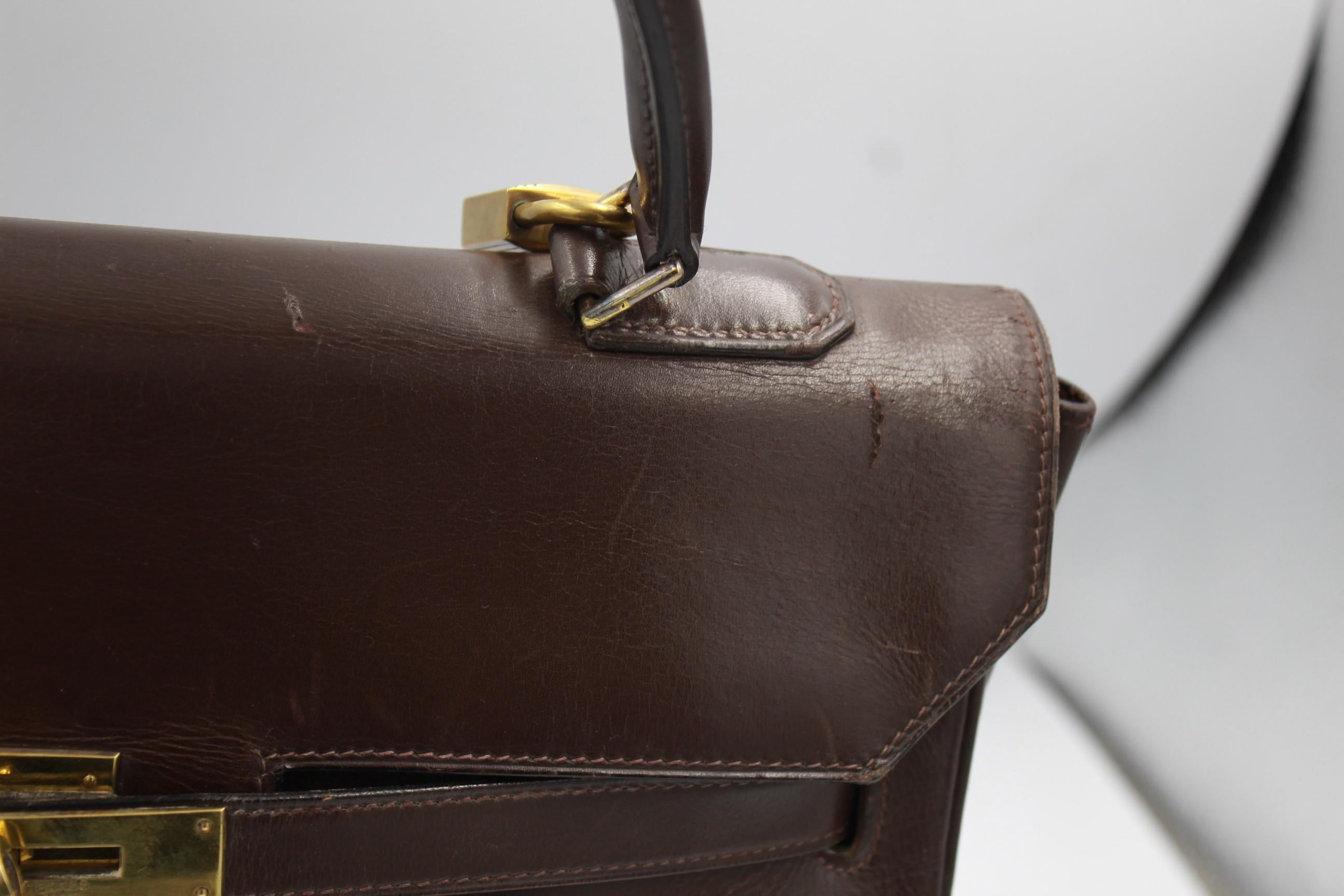 For sale a Vintage 60's Hermes Monaco in Brown Chocolate in box leather.
Good/Fair condition but some signs of wear, slight cracking in the leather.
Corner is good condition
Handle has been remade so its in pefect condition.
Sold with keys and