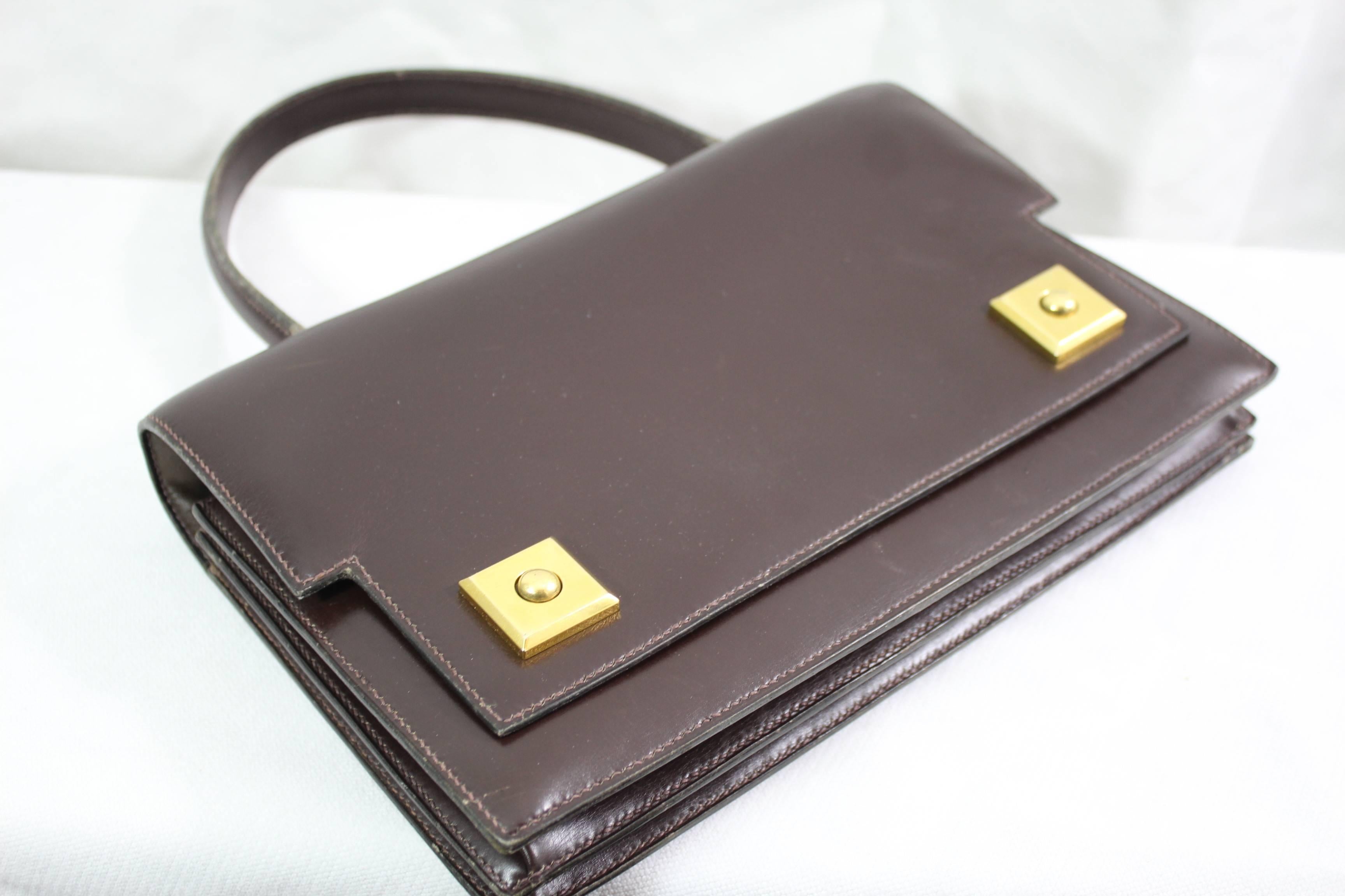 Nice Vintage Hemes Darrk brown bag in box leather.

goood condition for a bag with almost 50 years old.

Front and back leather in really good condition. Interior really clean.

Really light cracking on the handle

Size 25x17 cm