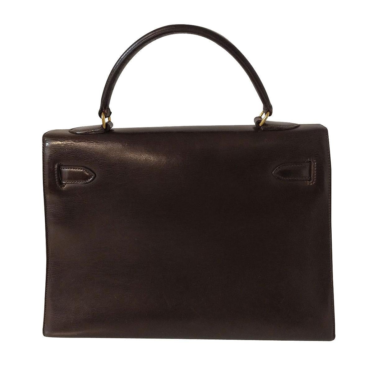 Super iconic and beautiful Hermès bag
Kelly 32
Vintage from '60
Leather
Dark brown color
Single handle
Golden hardware
Comes with original locker and keys
Very good conditions (very light signs due to time, as in pictures)
Little unstitching on the