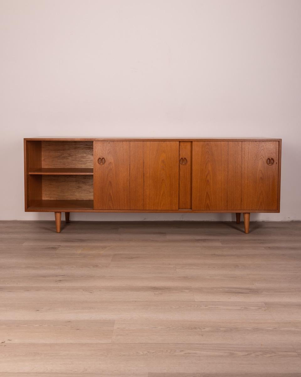 Sideboard in Teak wood, has three sliding doors, Danish design, 1960s.

Conditions: In good condition, it may show signs of wear given by time.

Dimensions: Height 60 cm; Width 180 cm; Length 45 cm

Materials: Wood

Year of Production: Anni