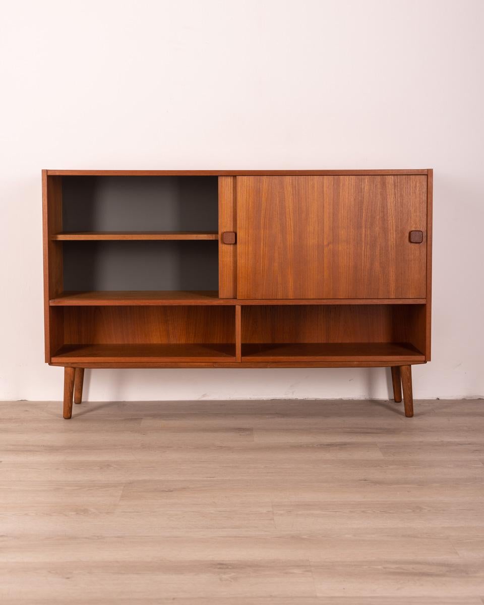 Teak wood sideboard sideboard, has two sliding doors and two shelves at the bottom.
Design Domino Möbler, 1960s.

CONDITIONS: In good condition, it may show signs of wear given by time.

DIMENSIONS: Height 79 cm; Width 122 cm; Length 30