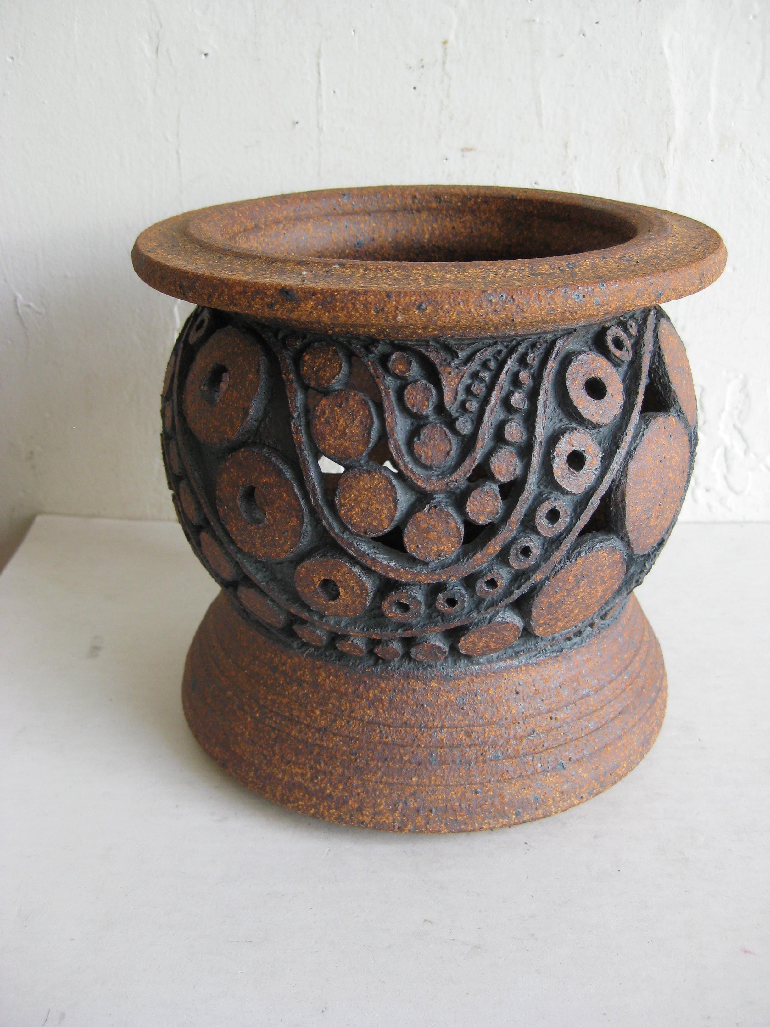 Superbe poterie d'atelier en terre cuite, vase ou bougeoir de l'artiste de San Diego, Wayne Chapman. Il date des années 1960-1970. Merveilleux design organique. Signé en bas par l'artiste. Il peut être utilisé avec des fleurs séchées comme vase ou
