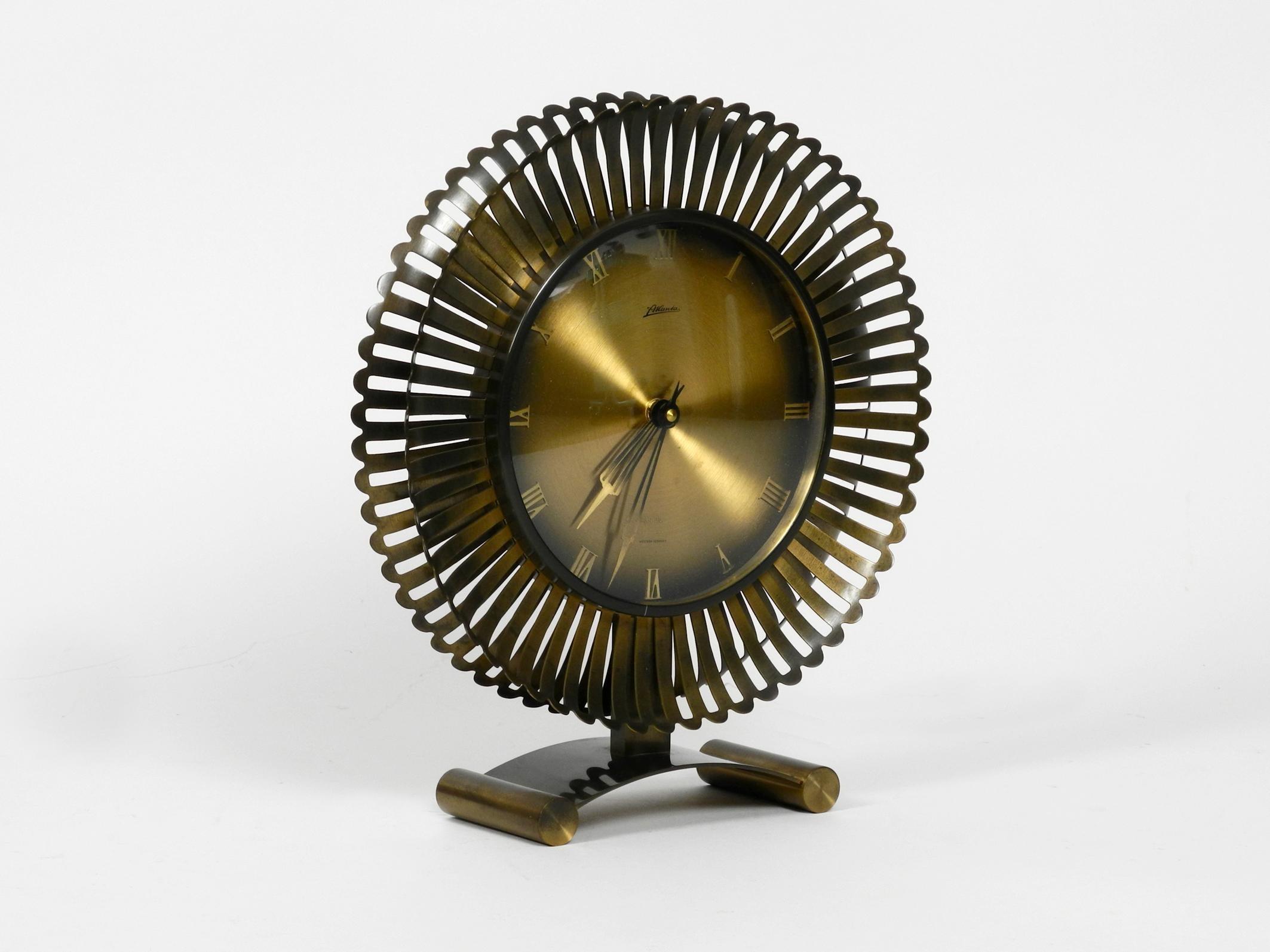 Wonderful and very rare 1960s extra-large brass Atlanta Sunburst table clock.
Housing and feet are made of heavy brass in the Brutalist Space Age style.
Very good clean and well-kept condition with no damage to the entire clock.
Great patina.