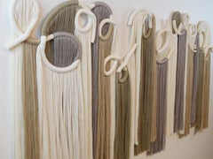 Escultura de pared de cerámica y fibra de 60" x 30" en blanco, gris y tostado con flecos de algodón