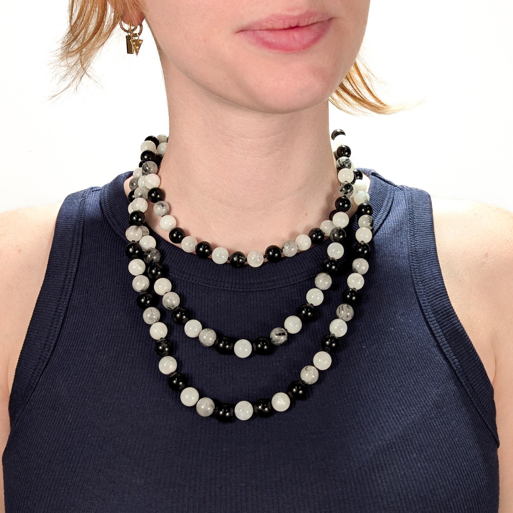 Eine feine signierte Perlenkette.

Von Paloma Picasso für Tiffany & Co.

Aufgereiht mit abwechselnd Mondstein-, Quarz- und Onyxperlen (10 mm) auf einer unglaublich langen Seidenkordel (61 cm). 

Die unglaubliche Länge der Halskette ermöglicht eine
