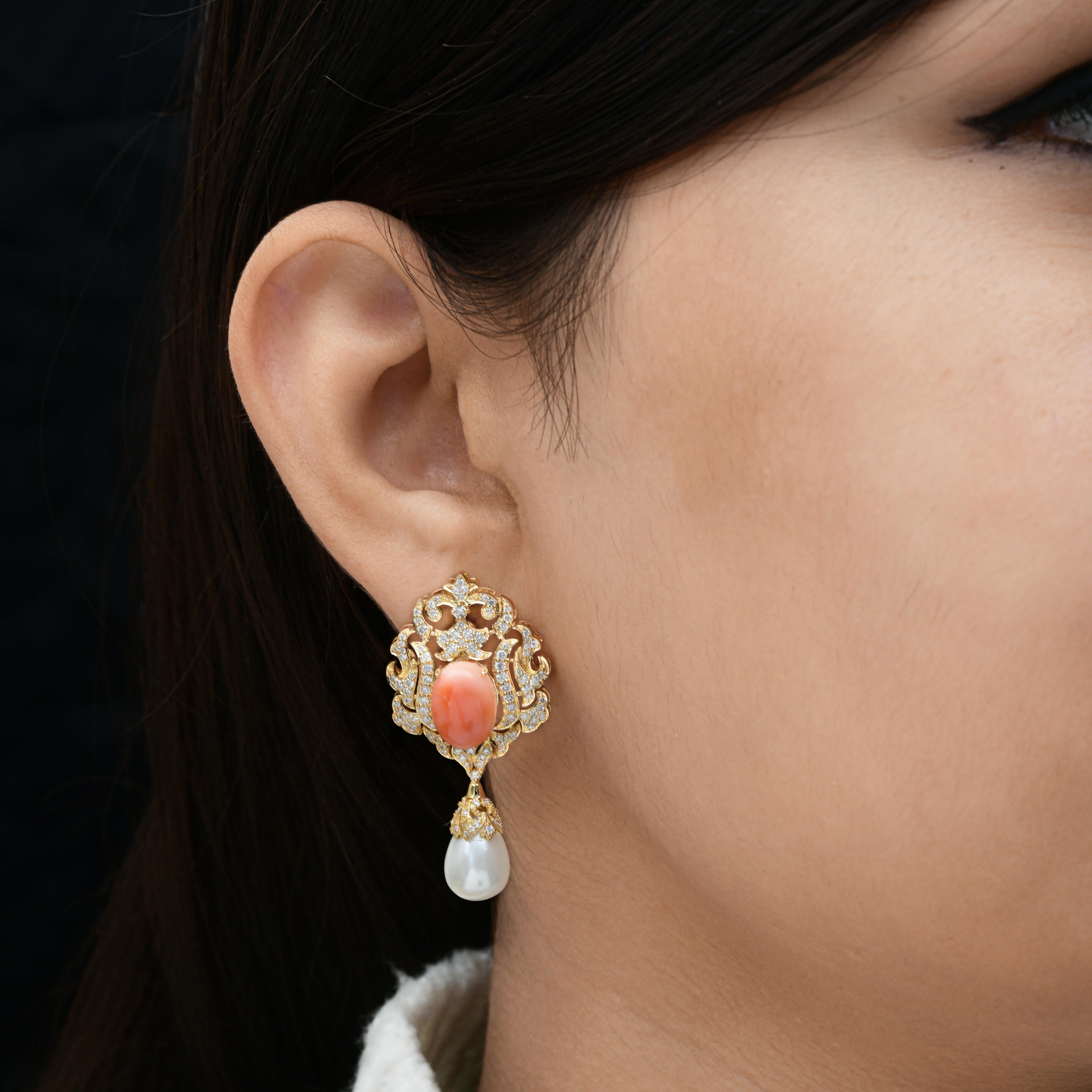 Taille poire Boucles d'oreilles or jaune 18k corail 6.10 carats 11.84 ct perle 1.47 carat SI/H diamant en vente
