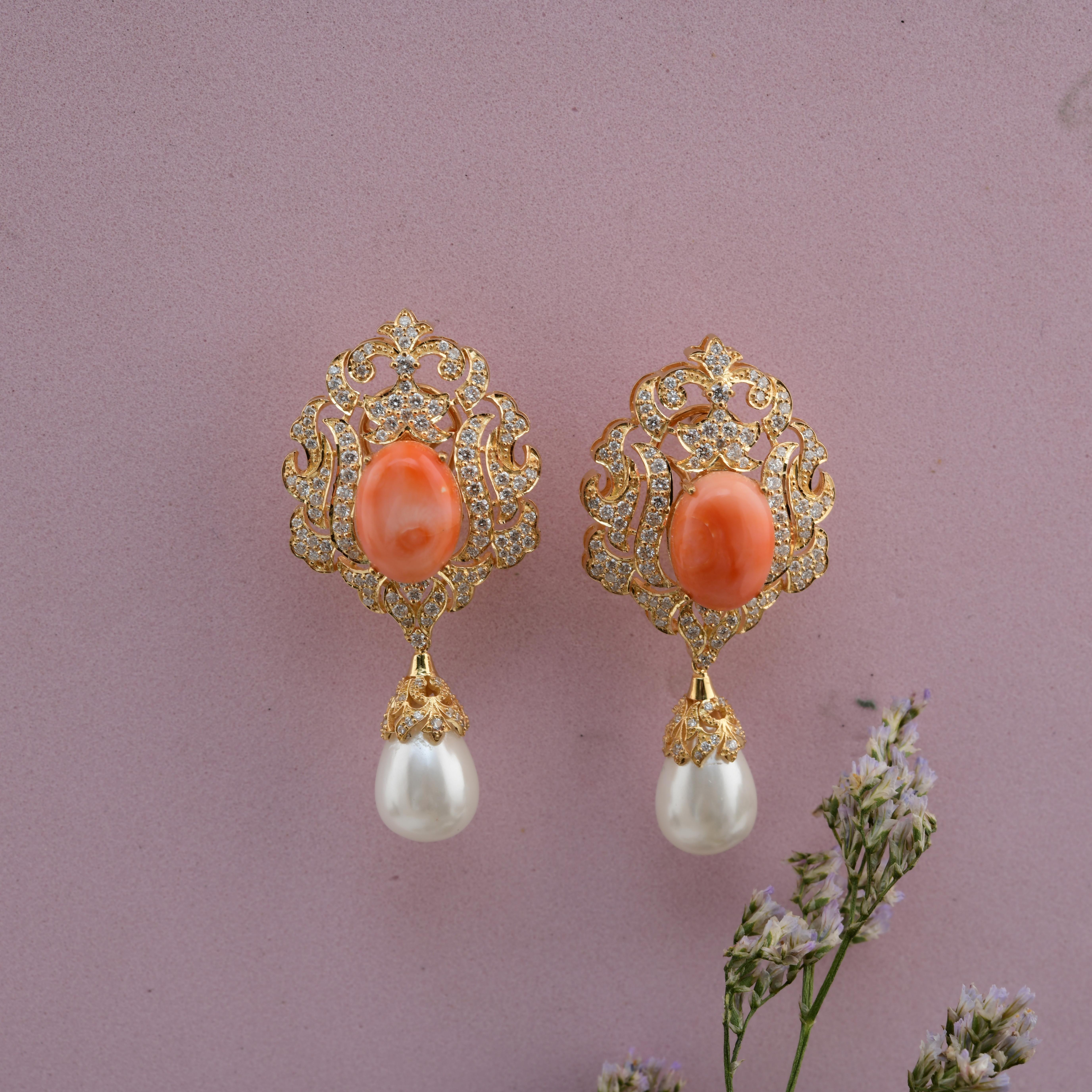 Boucles d'oreilles or jaune 18k corail 6.10 carats 11.84 ct perle 1.47 carat SI/H diamant Neuf - En vente à Diera, Dubai