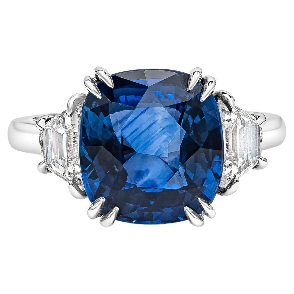 Verlobungsring mit 6,10 Karat blauem Saphir im Kissenschliff mit Diamanten und drei Steinen
