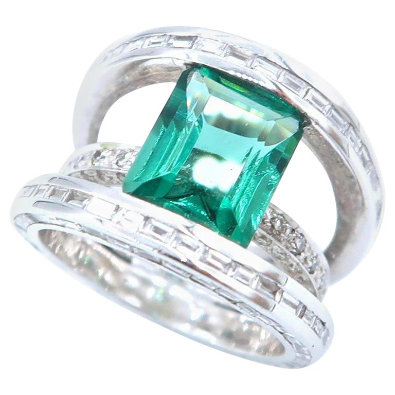 6.10 Carat Emerald Green Tourmaline Baguette and Brilliant Diamond 18K Gold  Ring For Sale at 1stDibs