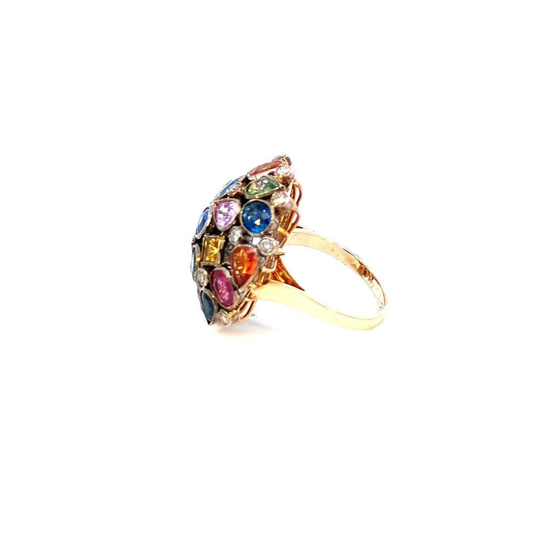 Nous vous présentons notre superbe bague à saphirs multiples, une célébration de la beauté captivante des saphirs multicolores et de l'éclat intemporel des diamants. Cette bague méticuleusement travaillée, d'un poids de 10,00 grammes, est conçue
