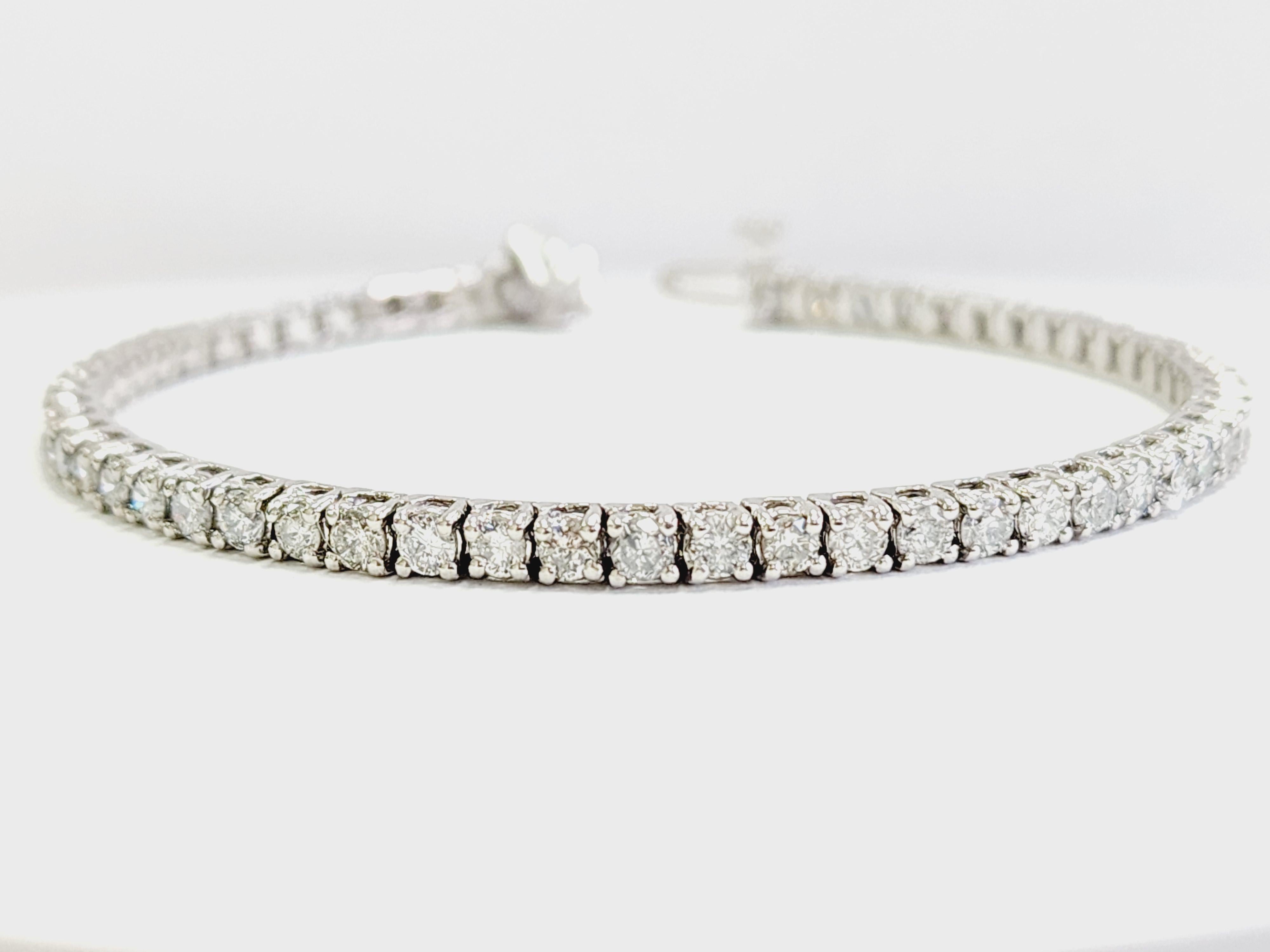Beautiful quality tennis bracelet, round-brilliant cut white diamonds with excellent shine!
14 karat white gold classic four-prong style for maximum light brilliance. 
Length: 7 inch
Color Range: F
Clarity Range: SI
Width: 2.7 mm wide
Weight:  7.74
