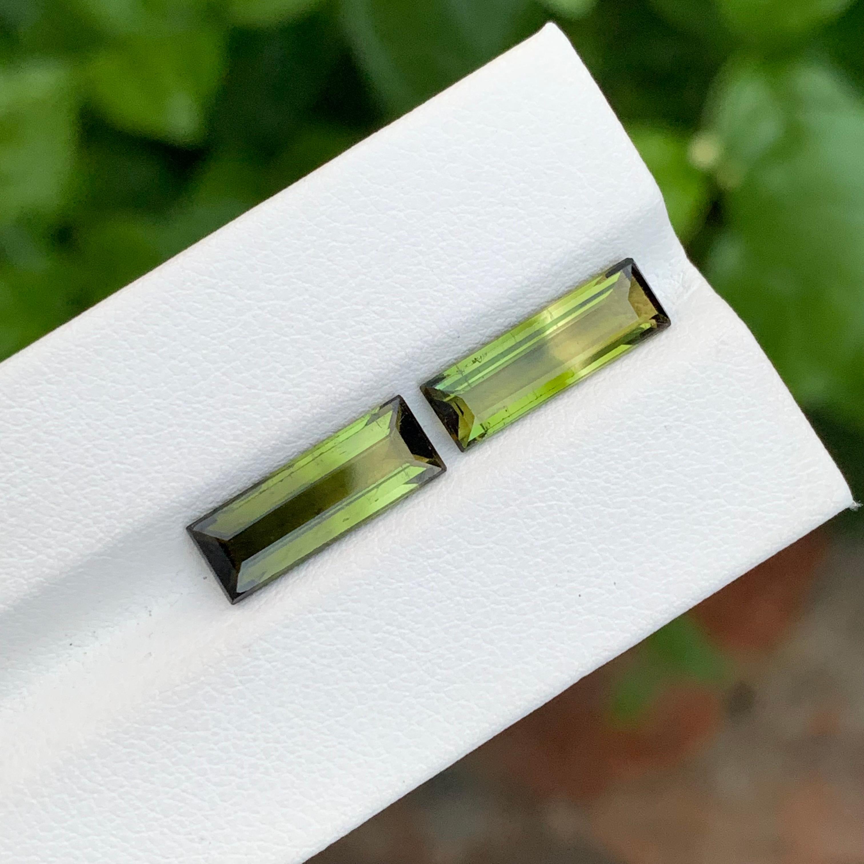 Arts and Crafts Tourmaline naturelle non sertie bicolore de 6.10 carats en forme d'émeraude pour bijoux en vente