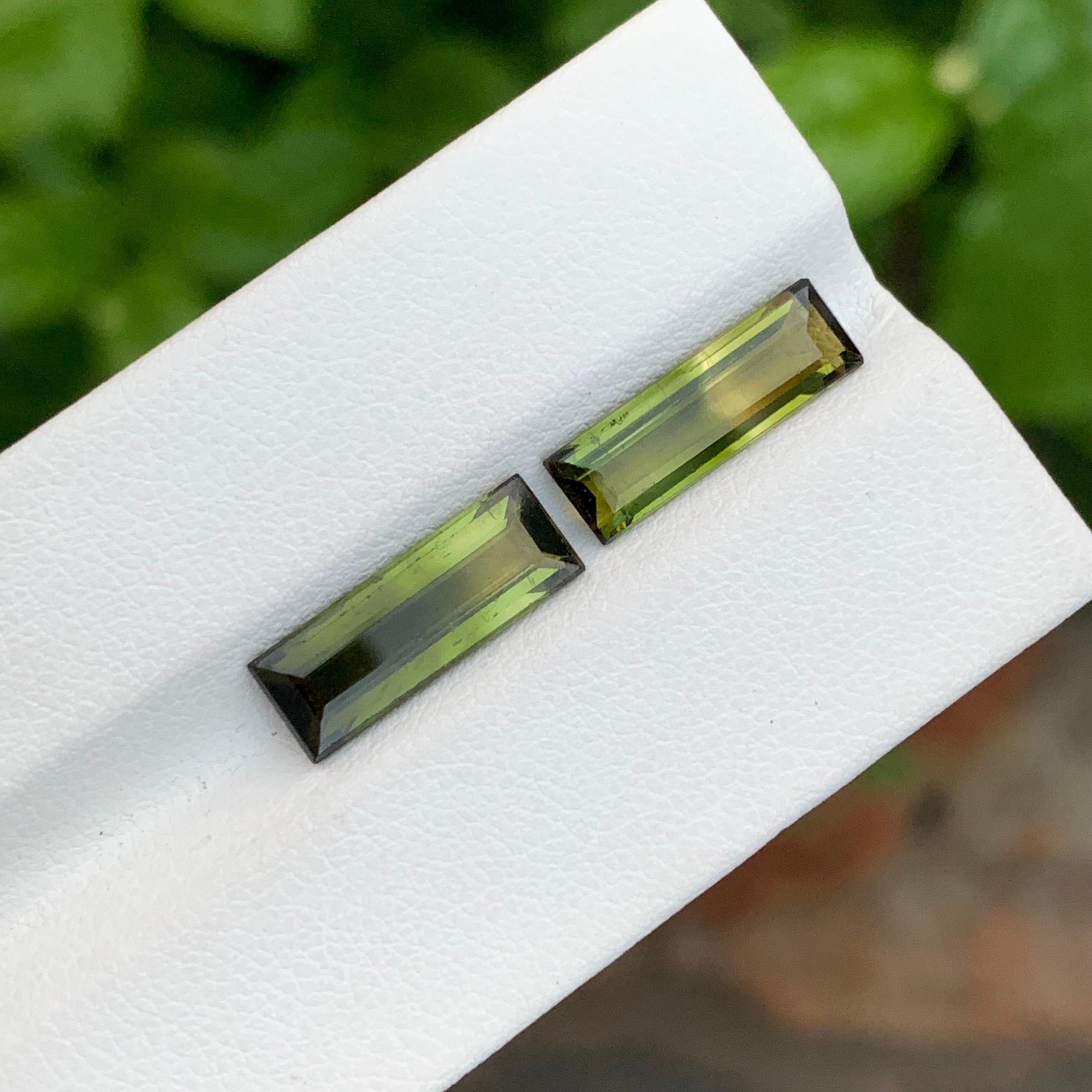 Tourmaline naturelle non sertie bicolore de 6.10 carats en forme d'émeraude pour bijoux en vente 1