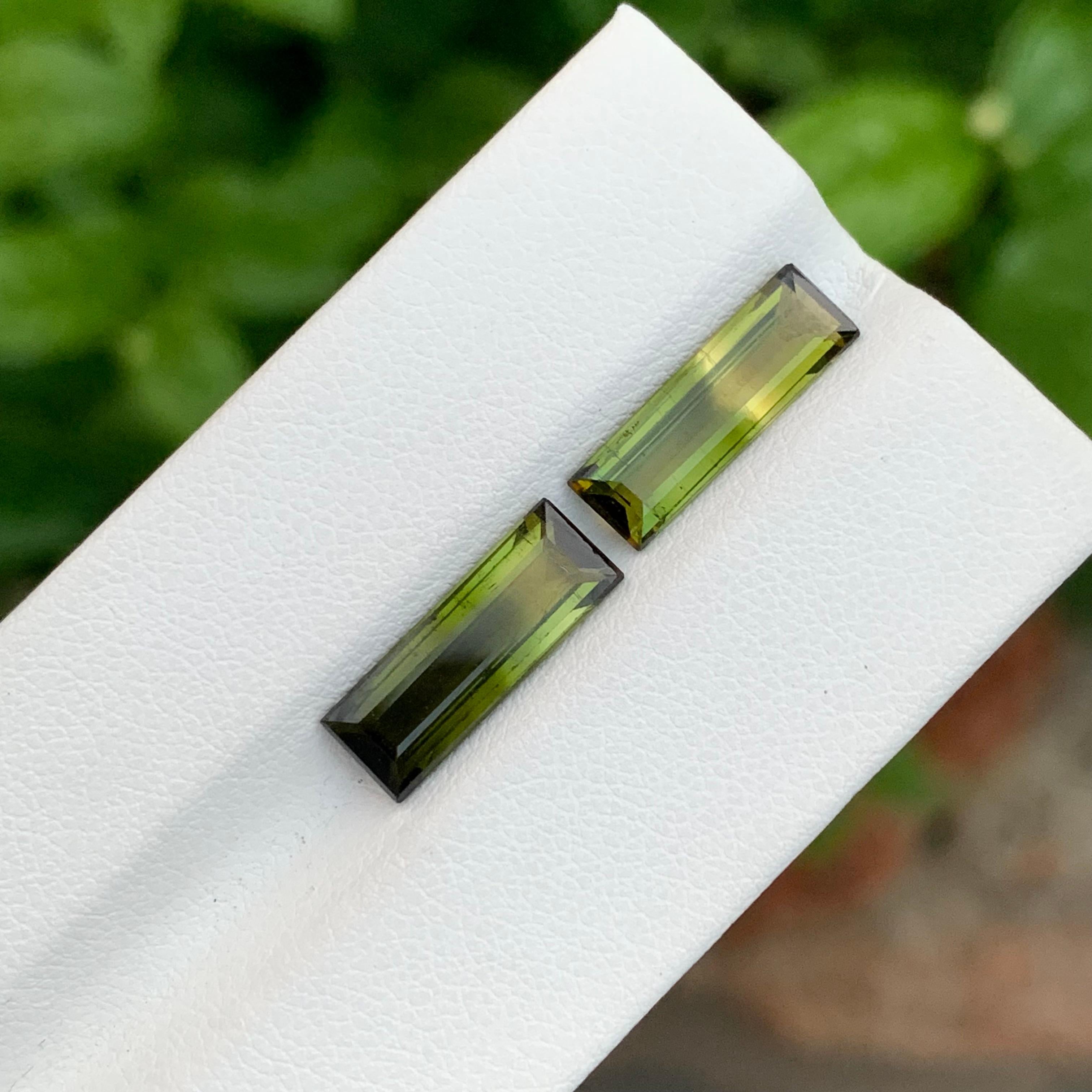 Tourmaline naturelle non sertie bicolore de 6.10 carats en forme d'émeraude pour bijoux en vente 2