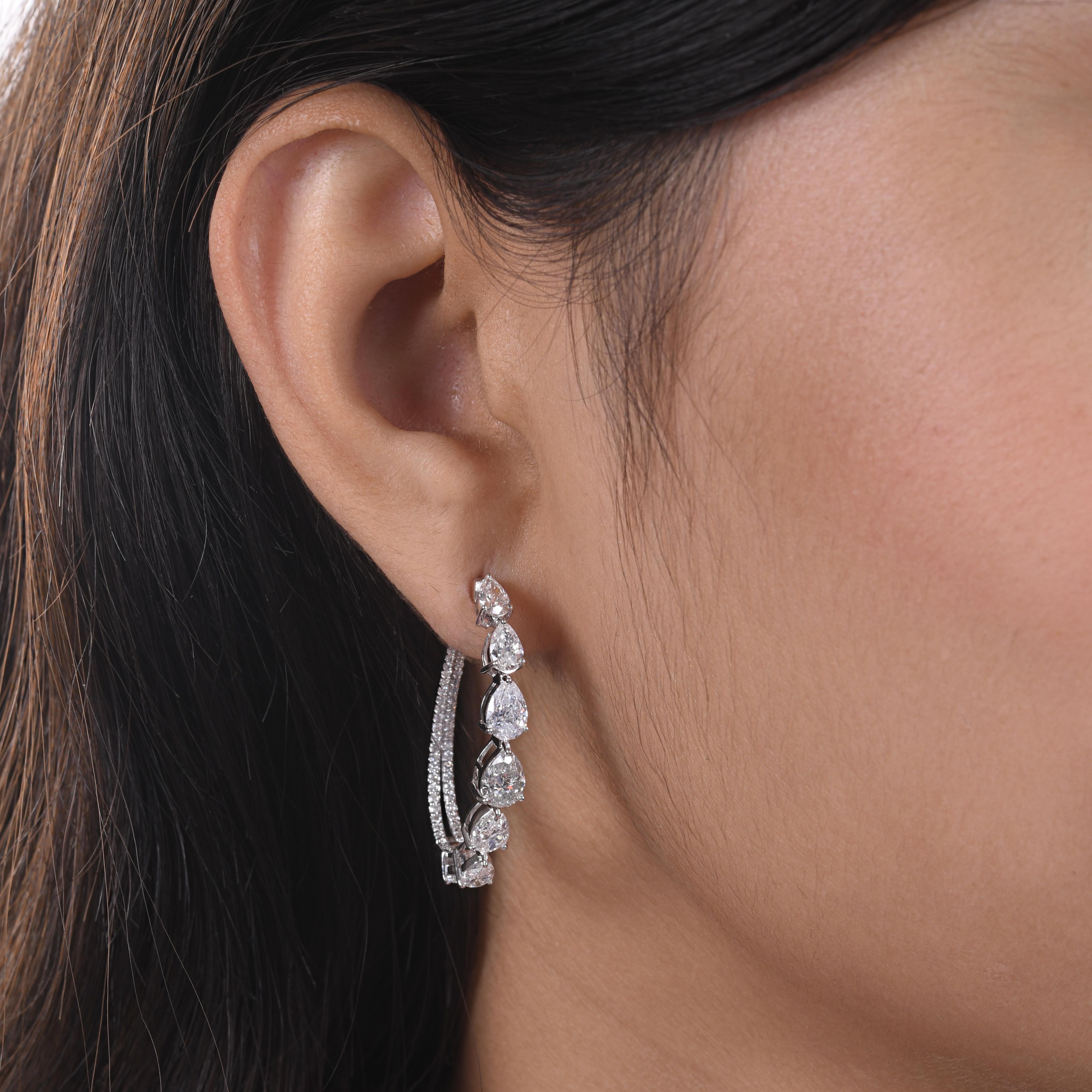 Boucles d'oreilles 6.1 Carat SI/H Pear Round Brilliant Cut Diamond Gold 18 Karat White Gold 
Les boucles d'oreilles sont conçues comme des anneaux ouverts en diamant et présentent une ligne de diamants gradués en forme de poire. La ligne intérieure