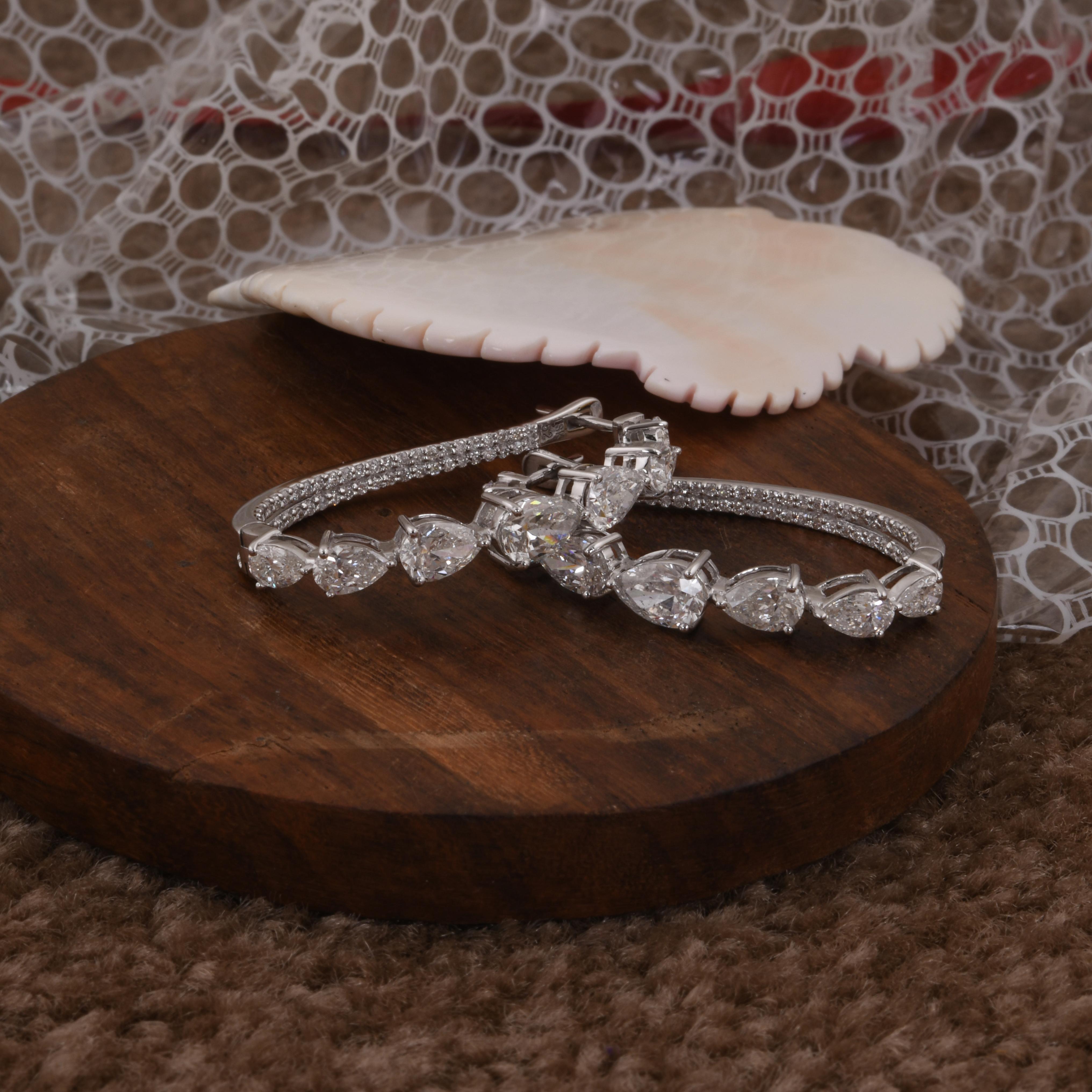 Taille poire Boucles d'oreilles 6.10 Carat SI/H Pear Round Brilliant Cut Diamond Gold 18 Karat White Gold en vente