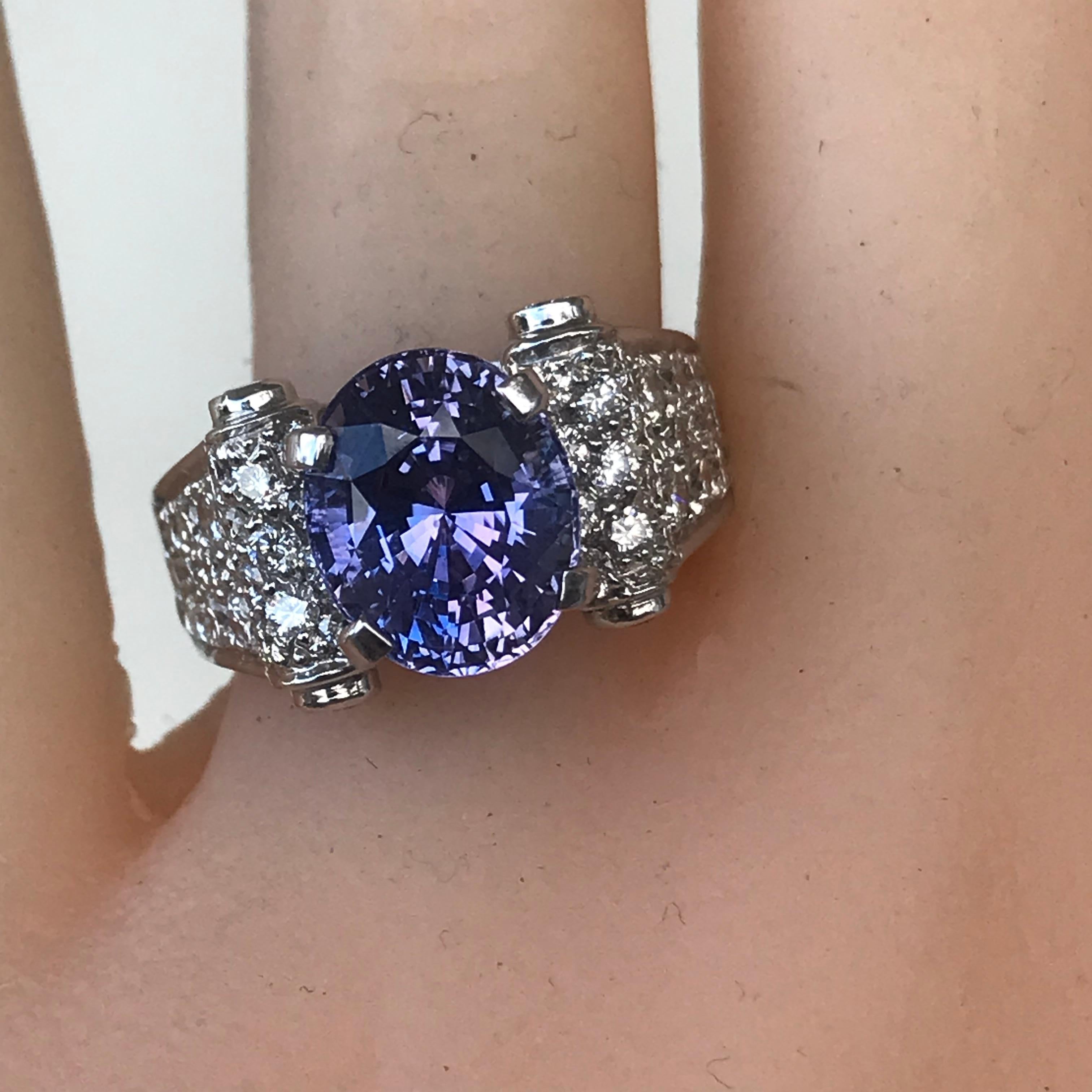 6,10 Karat TW Violetter Saphir und Diamantring (Ovalschliff) im Angebot
