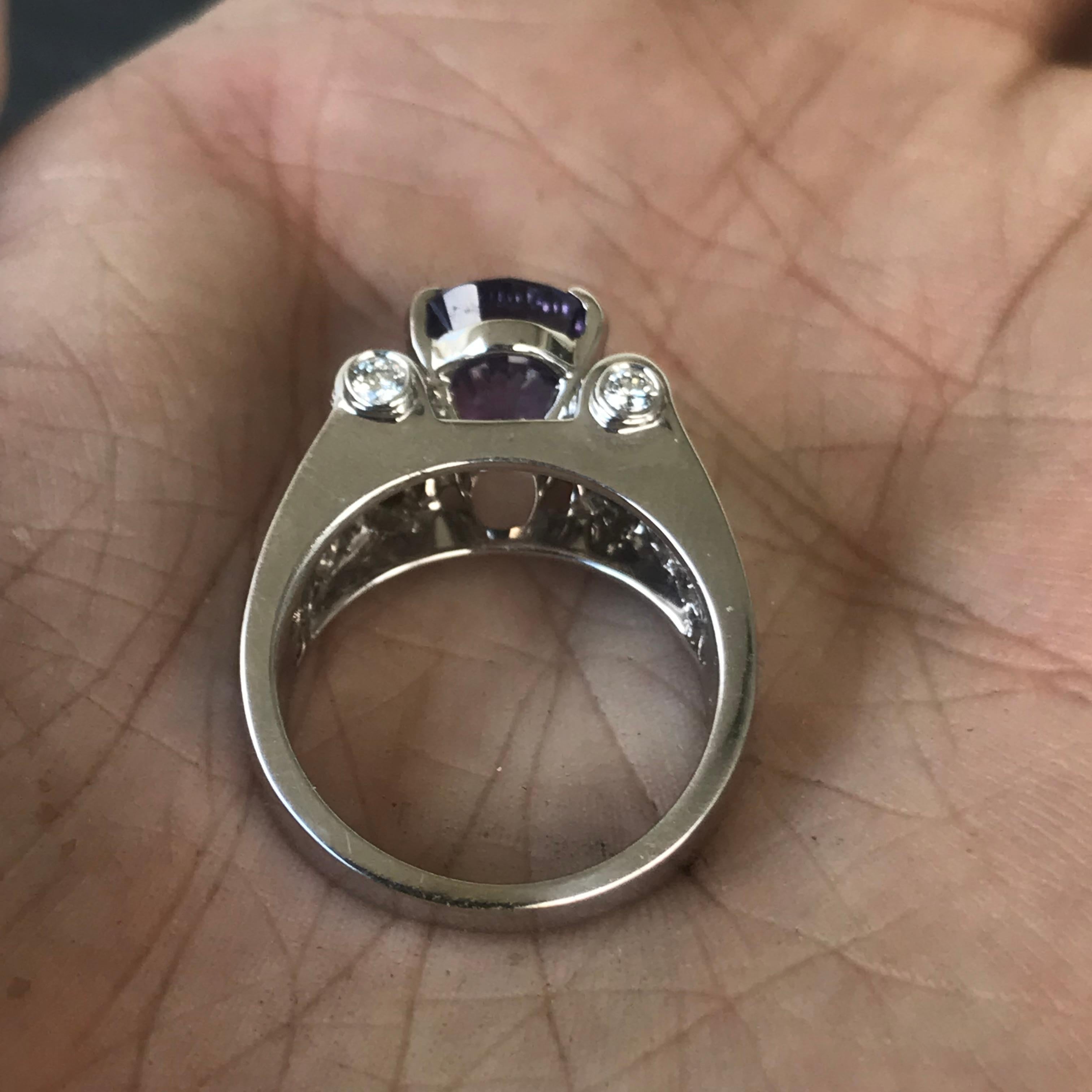 6,10 Karat TW Violetter Saphir und Diamantring Damen im Angebot