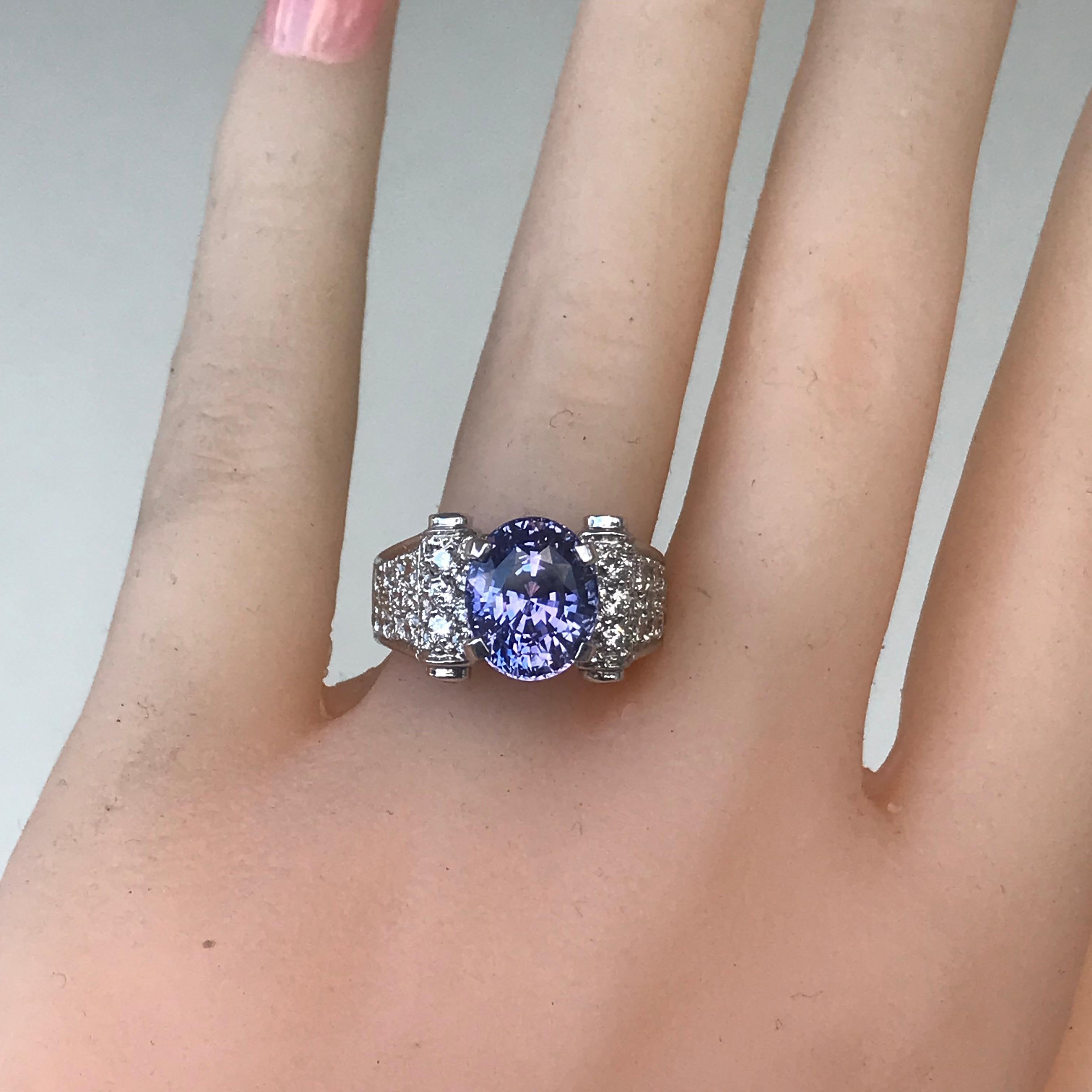 6,10 Karat TW Violetter Saphir und Diamantring im Angebot 1
