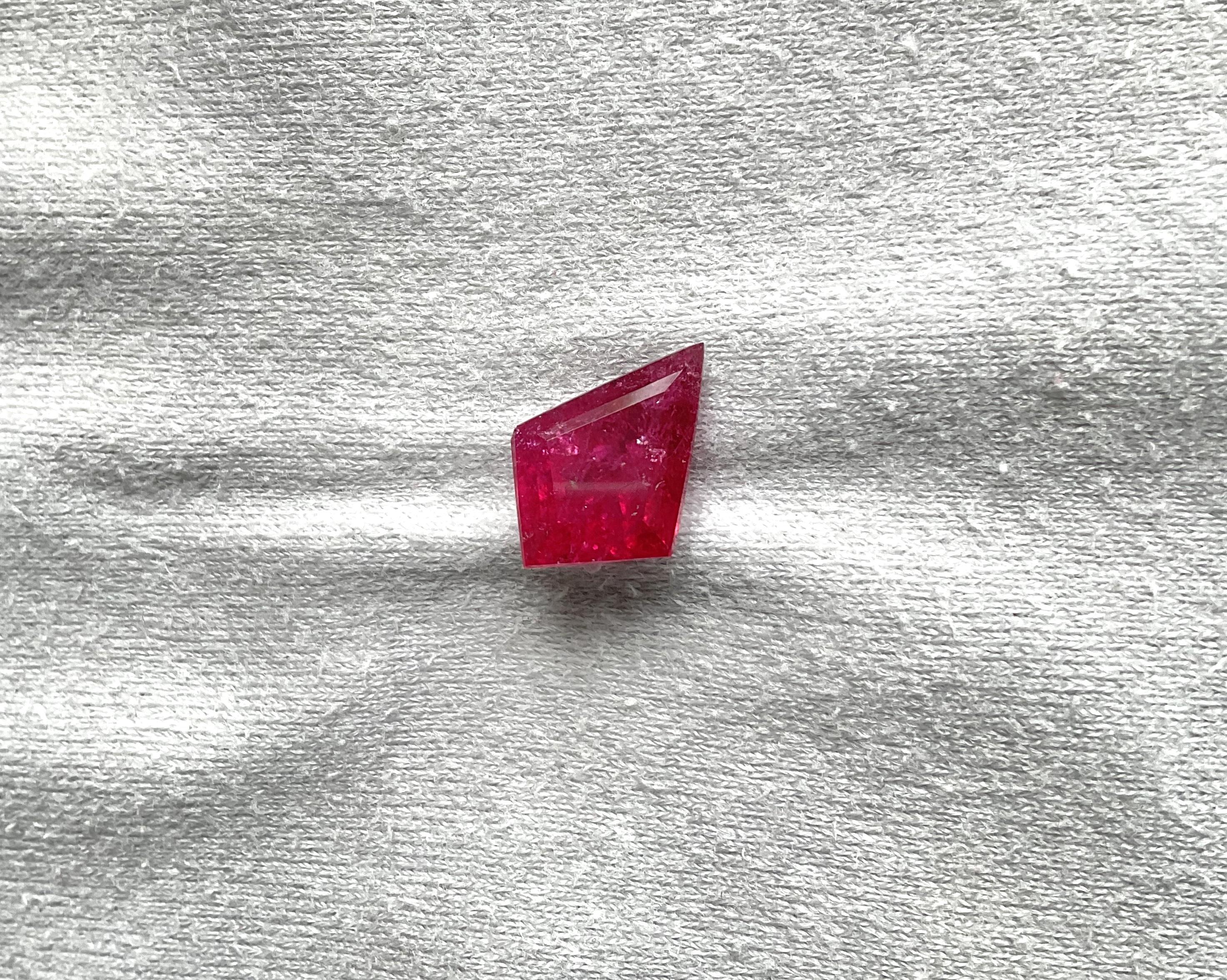Cushion Cut 6.10 carats natural red rubellite tourmaline kite cut stone for jewelry gemstone For Sale