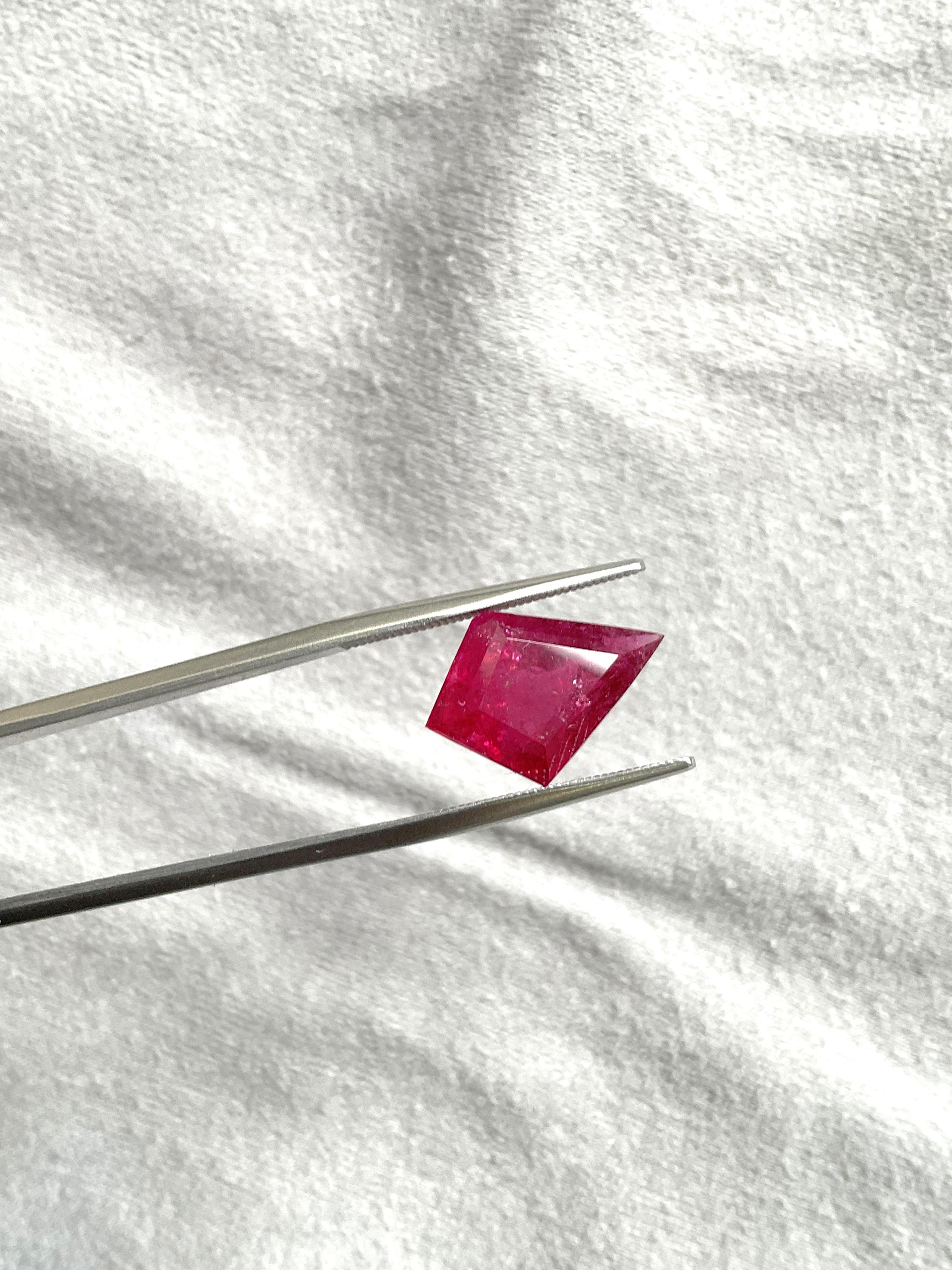 Women's or Men's 6.10 carats natural red rubellite tourmaline kite cut stone for jewelry gemstone For Sale
