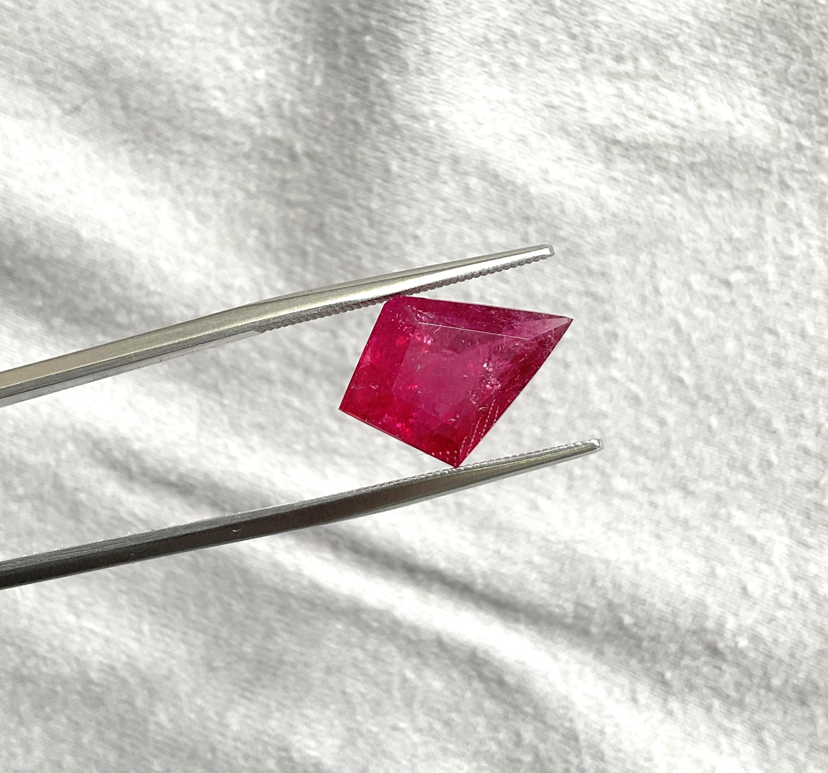 6.10 carats natural red rubellite tourmaline kite cut stone for jewelry gemstone For Sale 1