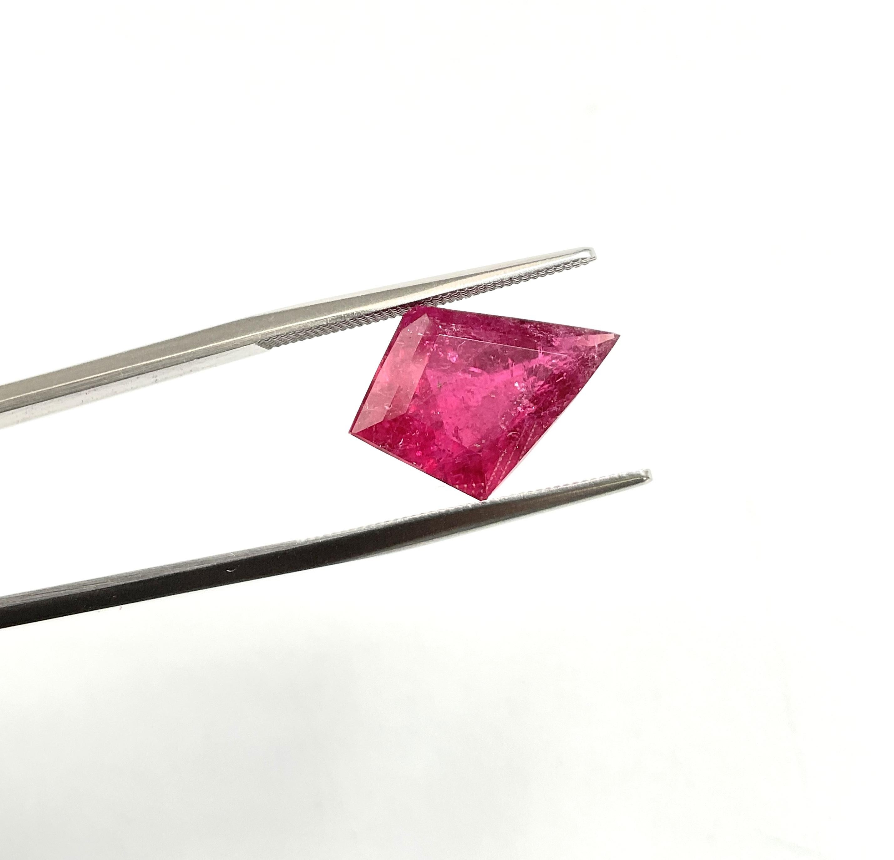 6.10 carats natural red rubellite tourmaline kite cut stone for jewelry gemstone For Sale 2