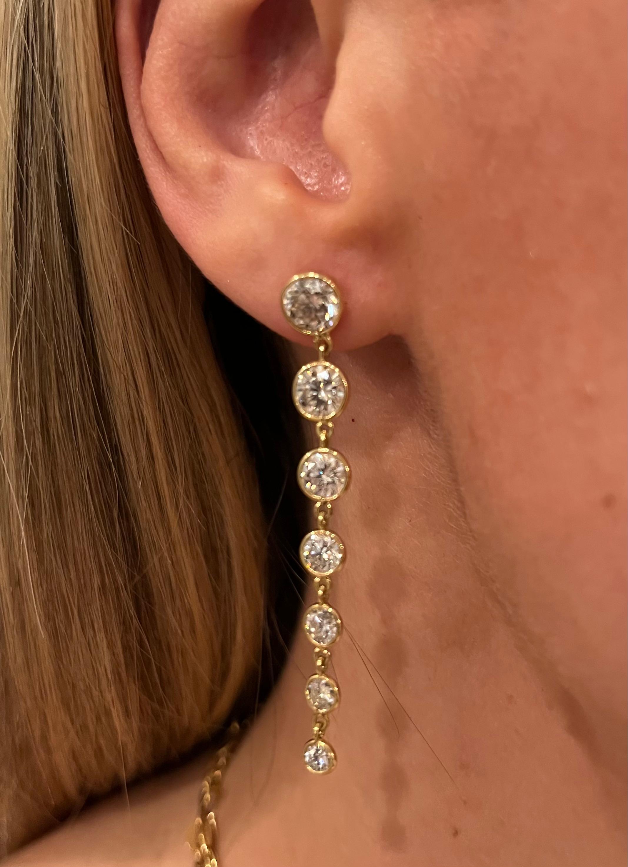 Moderne Boucles d'oreilles graduées en or jaune 18 carats avec diamants d'un poids total de 6,10 carats en vente