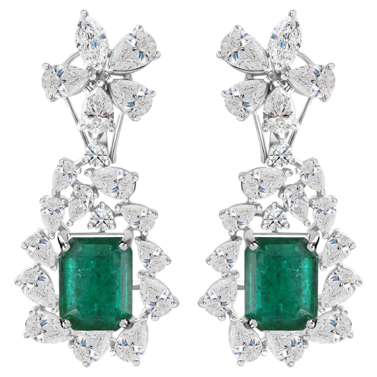 Pendientes colgantes con motivos florales de una esmeralda de Zambia de 6,10 ct y un diamante de 6,46 ct, en oro blanco de 18 quilates