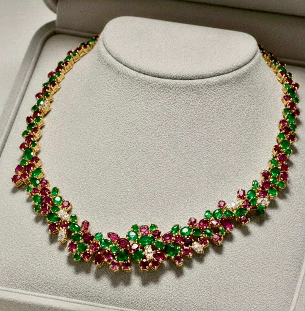 61,00 Karat Rubin, Smaragd, Diamant Einzigartige Halskette aus 18 Karat Gold (Zeitgenössisch) im Angebot