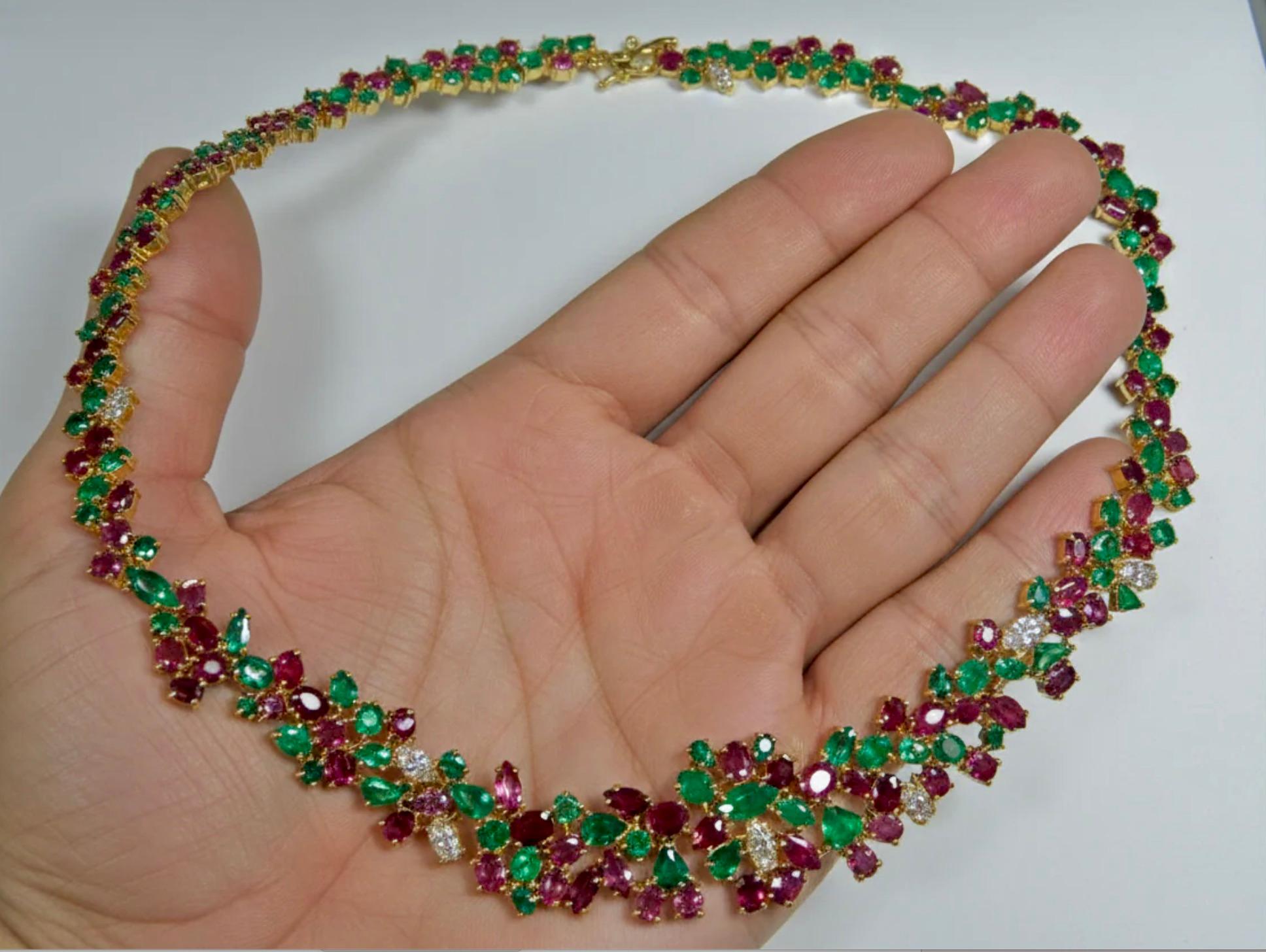 Diese exquisite Smaragd-Rubin-Diamant-Halskette aus 18-karätigem Gold mit dem Namen Tutti Frutti Garden ist eine einzigartige Halskette, die aus kolumbianischen Smaragden, natürlichen Rubinen und Diamanten mit Facettenschliff in AAA-Qualität besteht