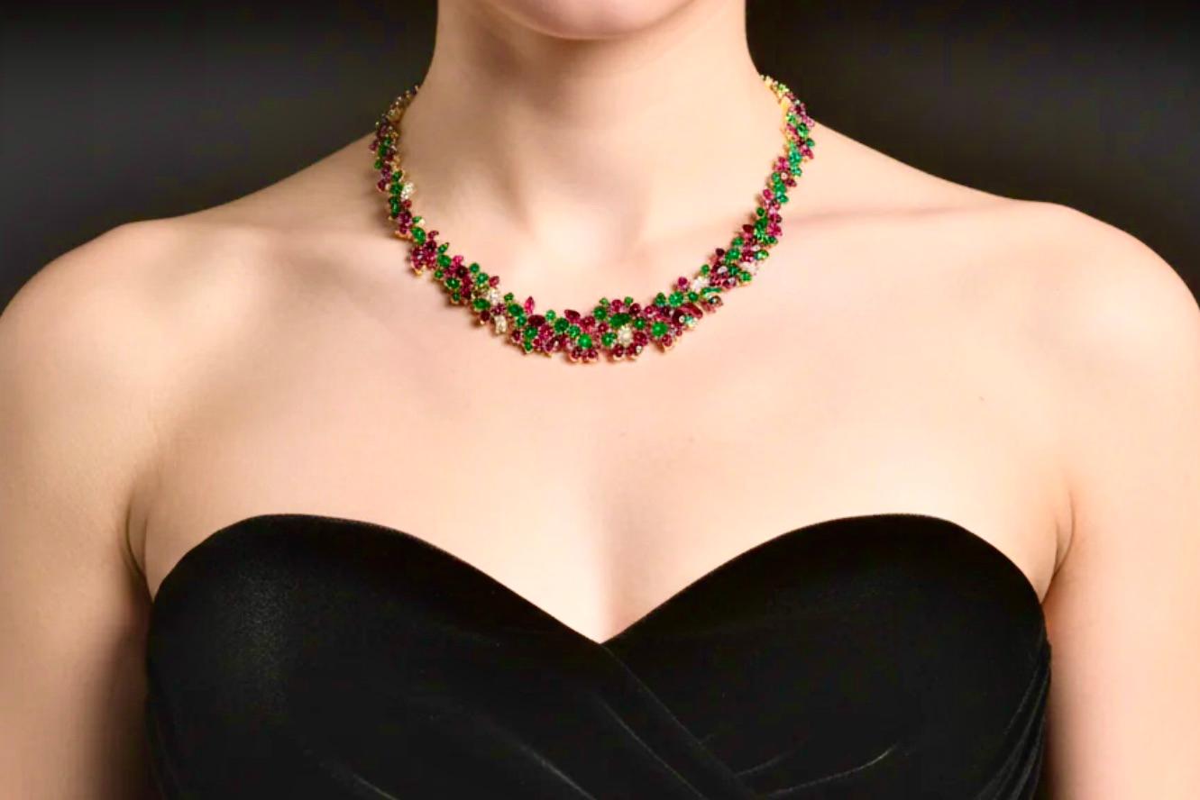 61,00 Karat Rubin, Smaragd, Diamant Einzigartige Halskette aus 18 Karat Gold (Tropfenschliff) im Angebot