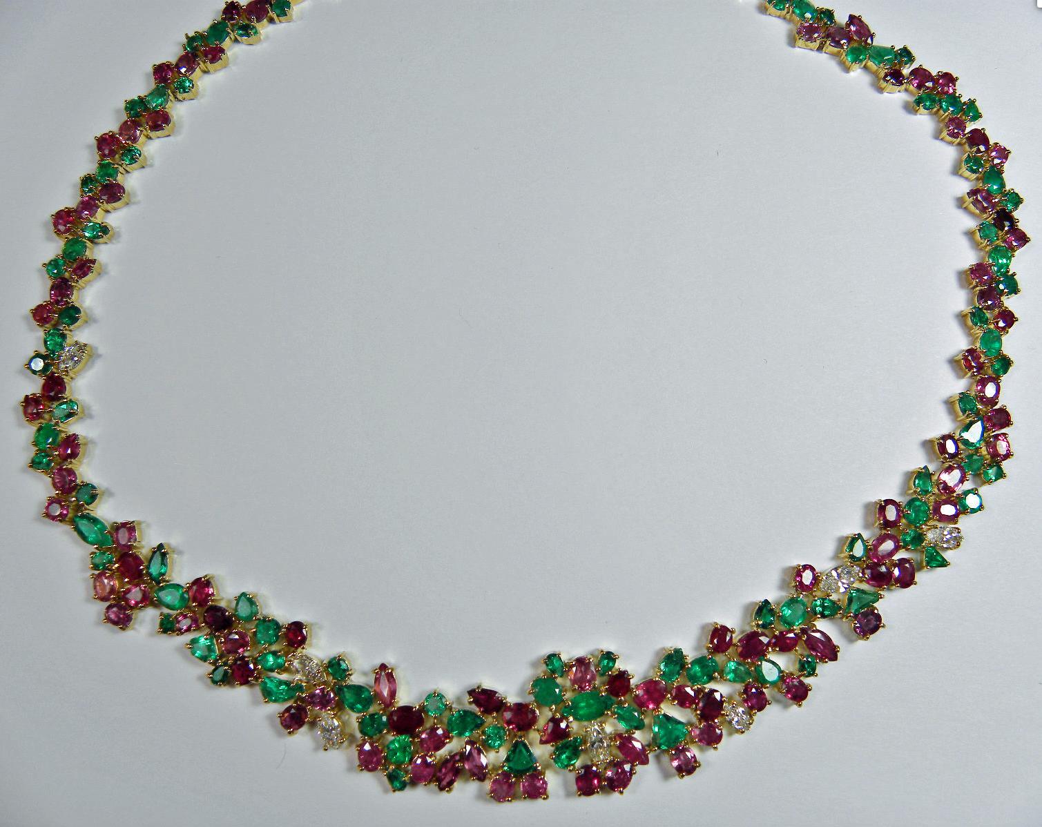 Rubin, Smaragd, Diamant 61,00 Karat Einzigartige Halskette 18K (Tropfenschliff) im Angebot