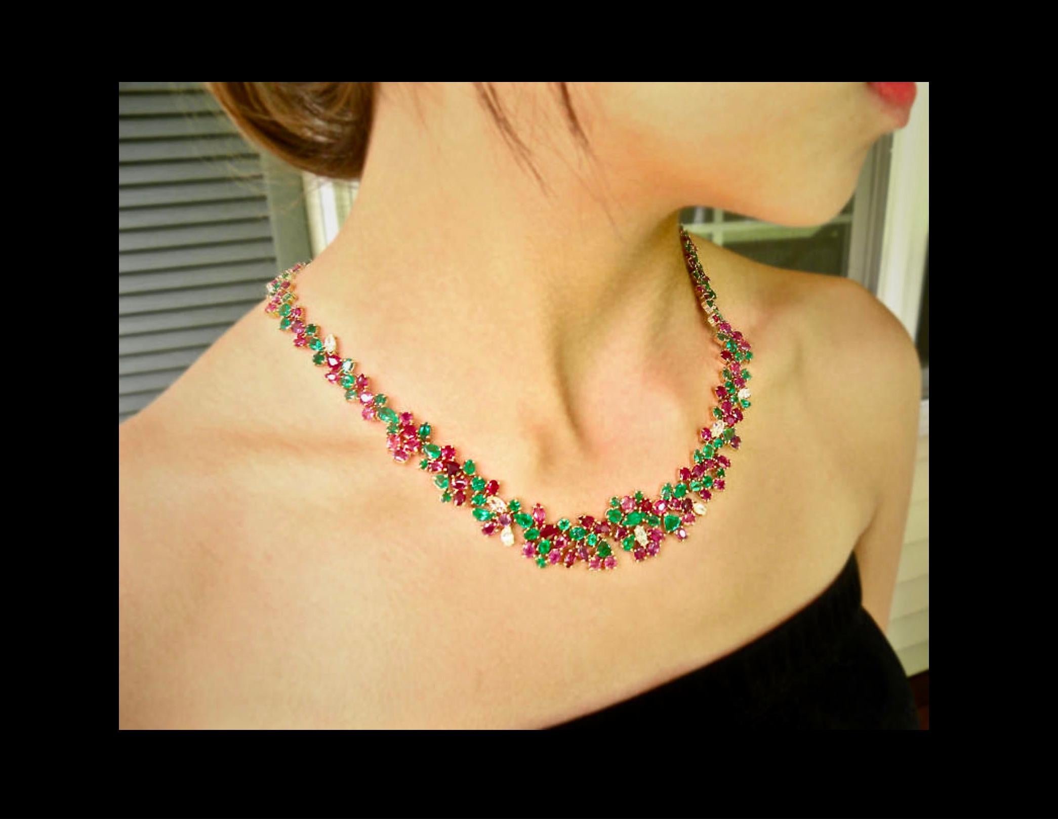Rubin, Smaragd, Diamant 61,00 Karat Einzigartige Halskette 18K (Zeitgenössisch) im Angebot