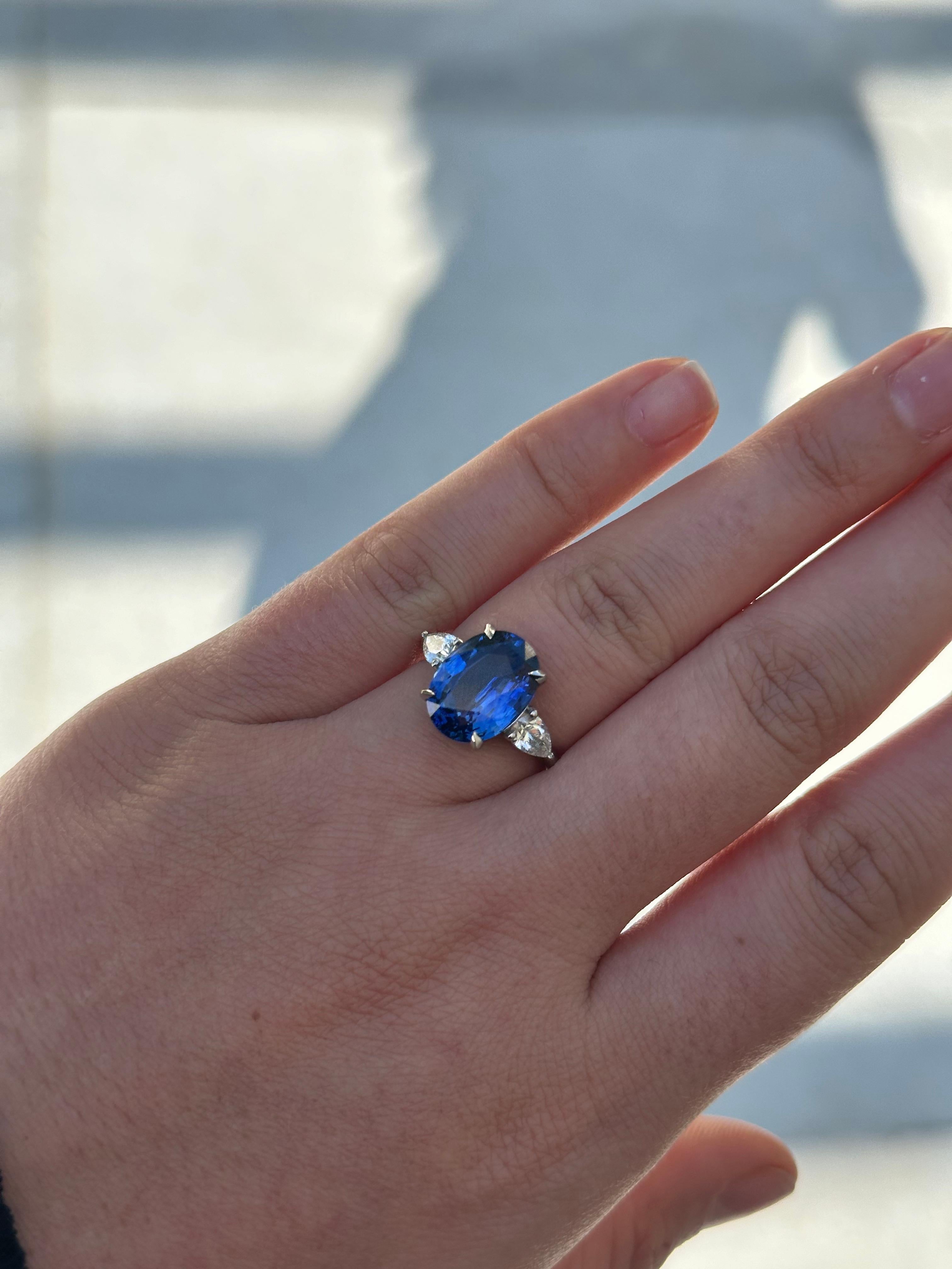 Taille ovale Bague en saphire bleue naturelle de 6,10ct sertie de 2 diamants en forme de poire, tous GIA en vente